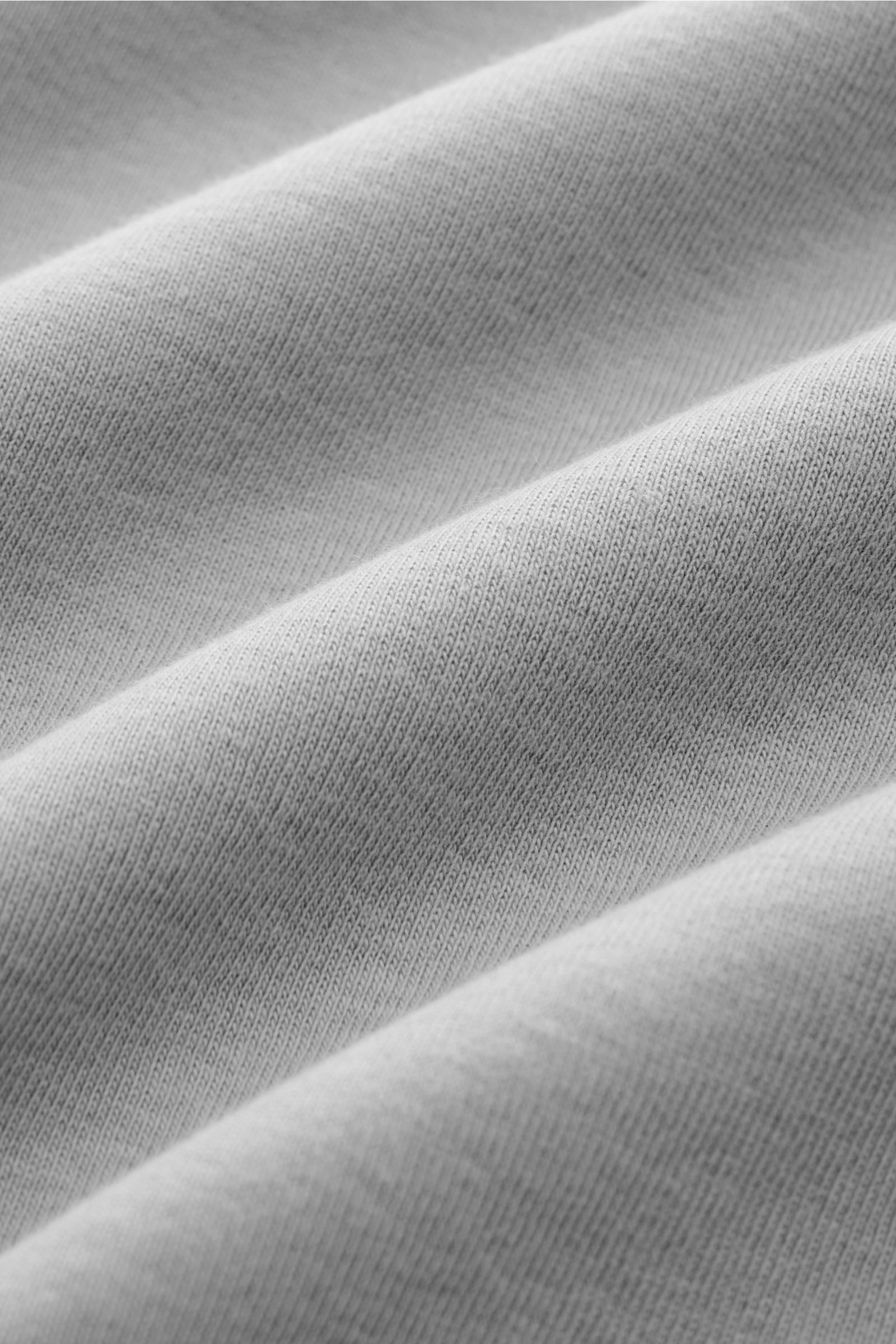 Nahaufnahme des grauen Kiefermann Rundhals-T-Shirts 'Arndell' aus elastischer Baumwolle mit weichem Griff, Regular Fit und Rundhalsausschnitt.