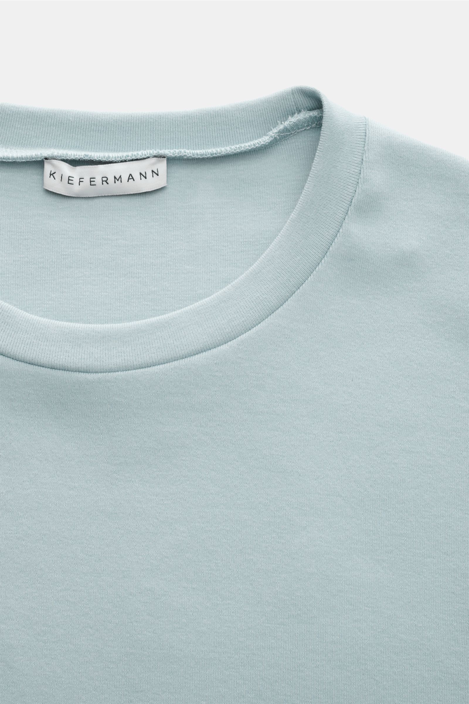 Kiefermann Rundhals-T-Shirt 'Arndell' hellblau aus elastischer Baumwolle mit weichem Griff, Regular Fit, Rundhalsausschnitt, Detailansicht von oben.