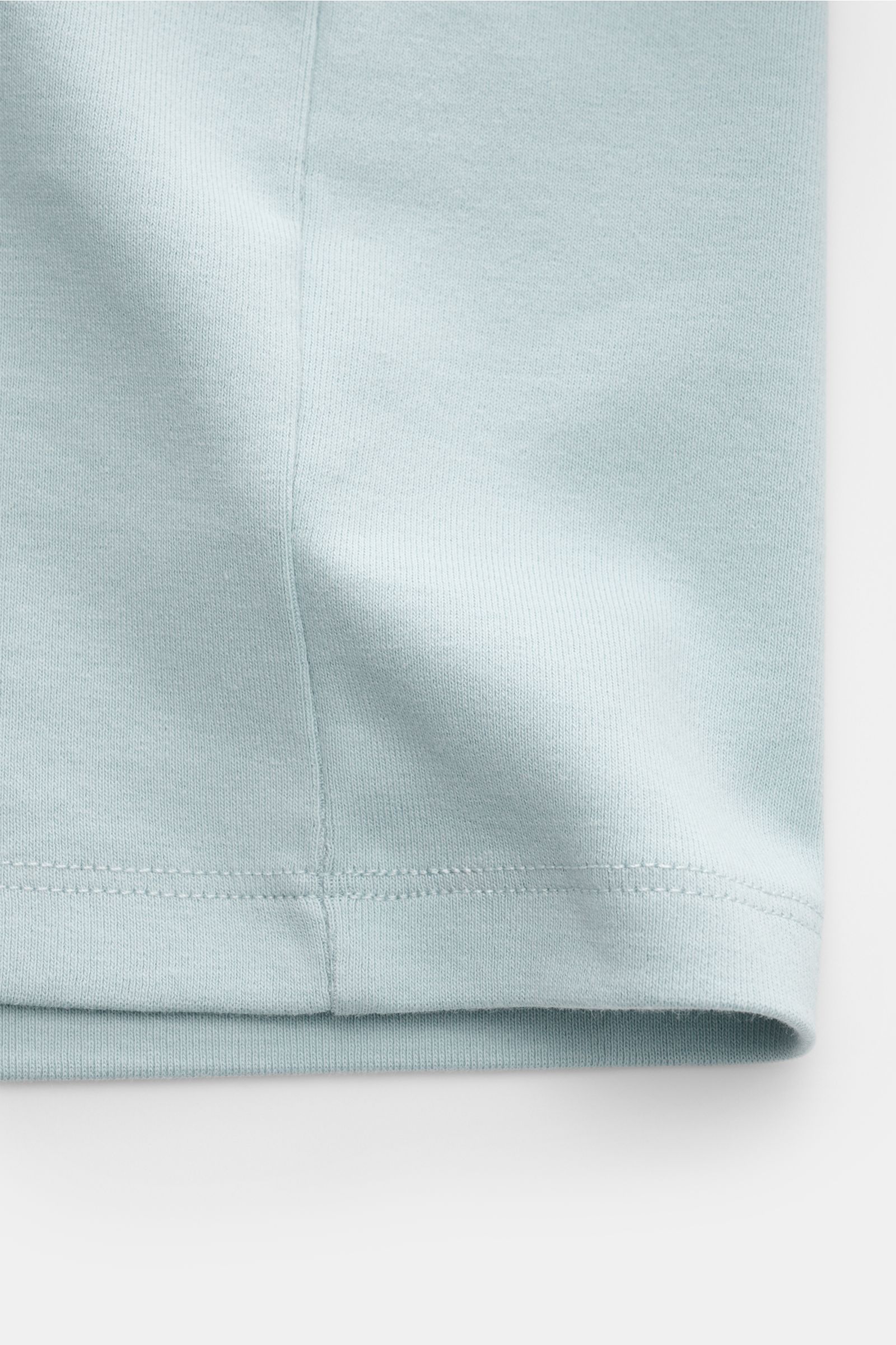Kiefermann Rundhals-T-Shirt 'Arndell' hellblau aus elastischer Baumwolle, weicher Griff, Regular Fit, Rundhalsausschnitt, Detailansicht Saum von unten.