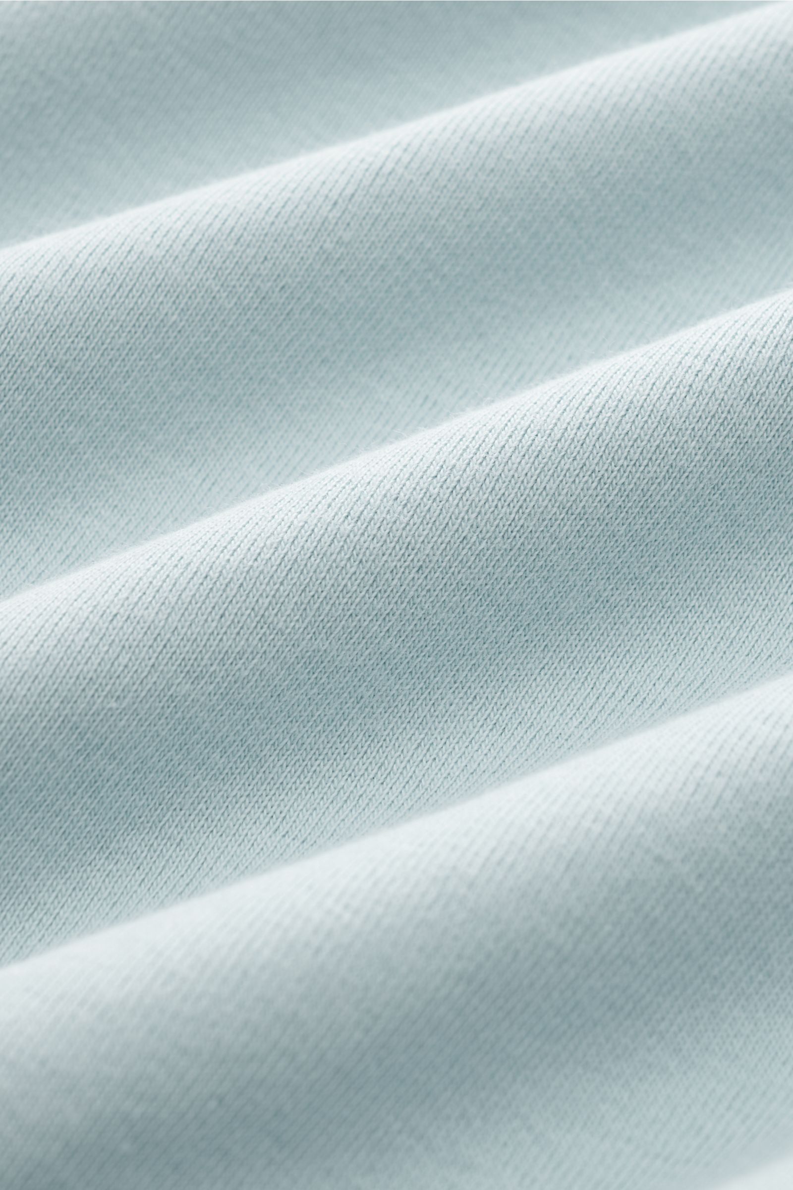 Nahaufnahme des hellblauen Kiefermann Rundhals-T-Shirts 'Arndell' aus elastischer Baumwolle mit weichem Griff, Regular Fit, Rundhalsausschnitt.