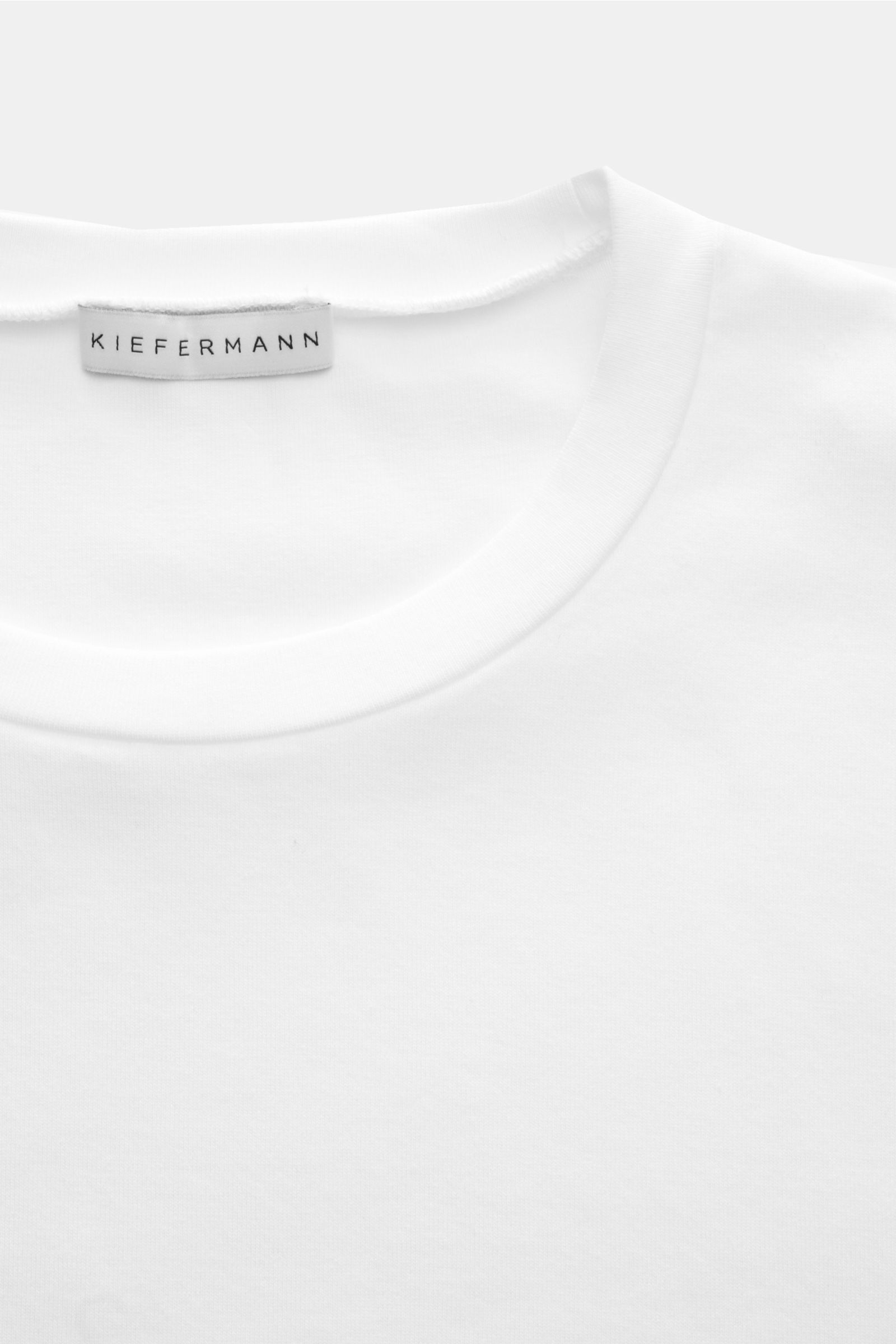 Kiefermann Rundhals-T-Shirt 'Arndell' weiß, elastische Baumwolle, weicher Griff, Regular Fit, Rundhalsausschnitt, Nahaufnahme von oben.
