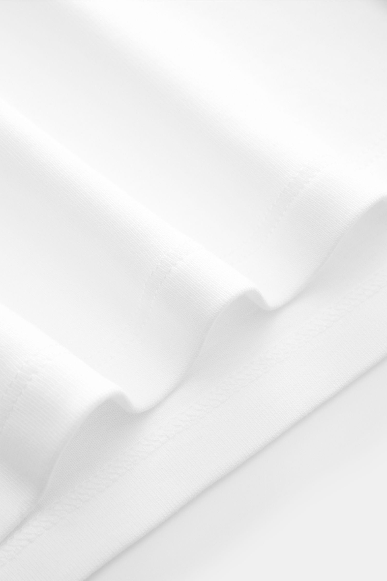 Nahaufnahme des weißen Kiefermann Rundhals-T-Shirts 'Arndell' aus elastischer Baumwolle mit weichem Griff, Regular Fit und Rundhalsausschnitt.