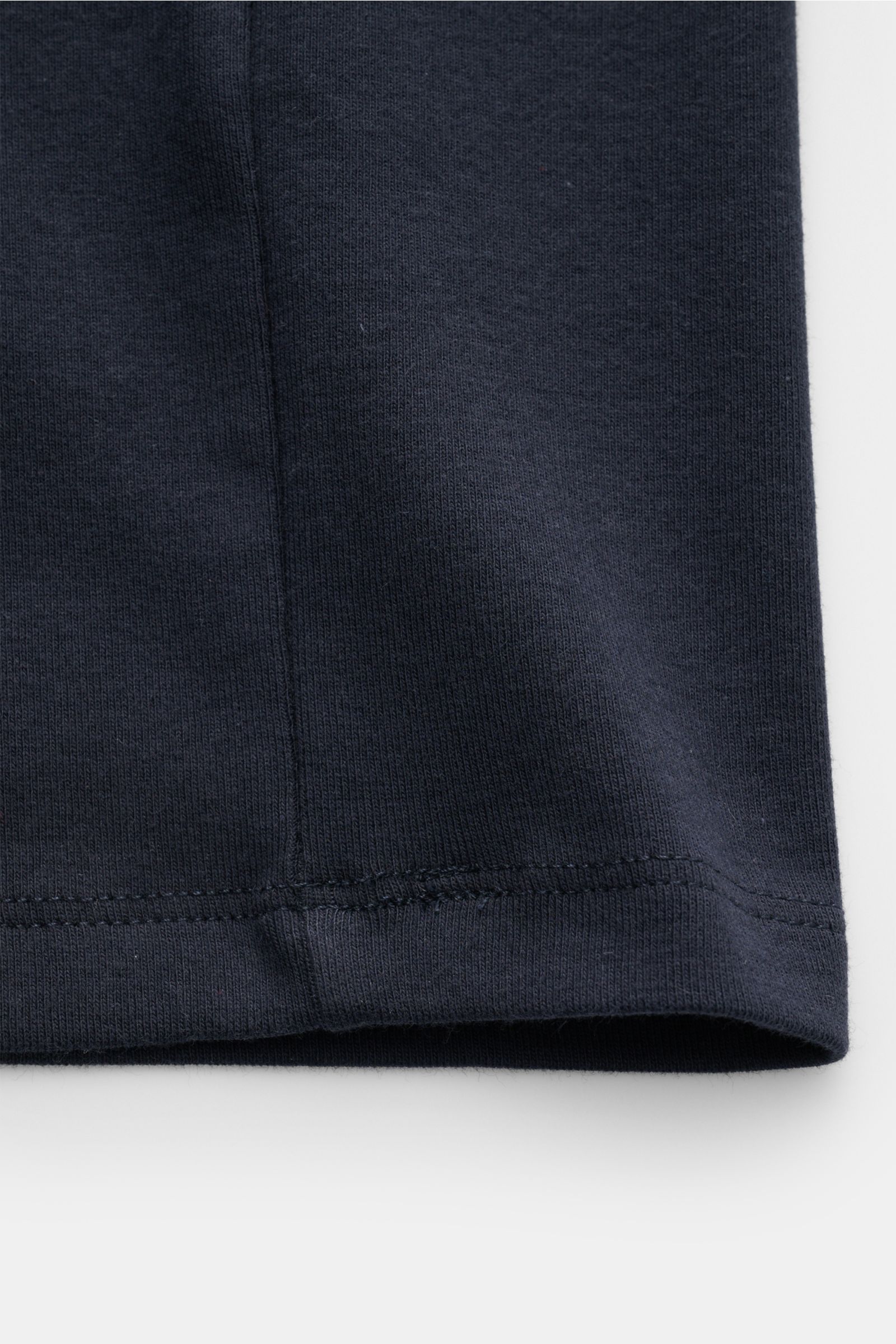 Nahaufnahme des Saum-Bereichs vom Kiefermann Rundhals-T-Shirt 'Arndell' dark navy aus elastischer Baumwolle, Regular Fit, weicher Griff, Rundhalsausschnitt, fotografiert von unten.