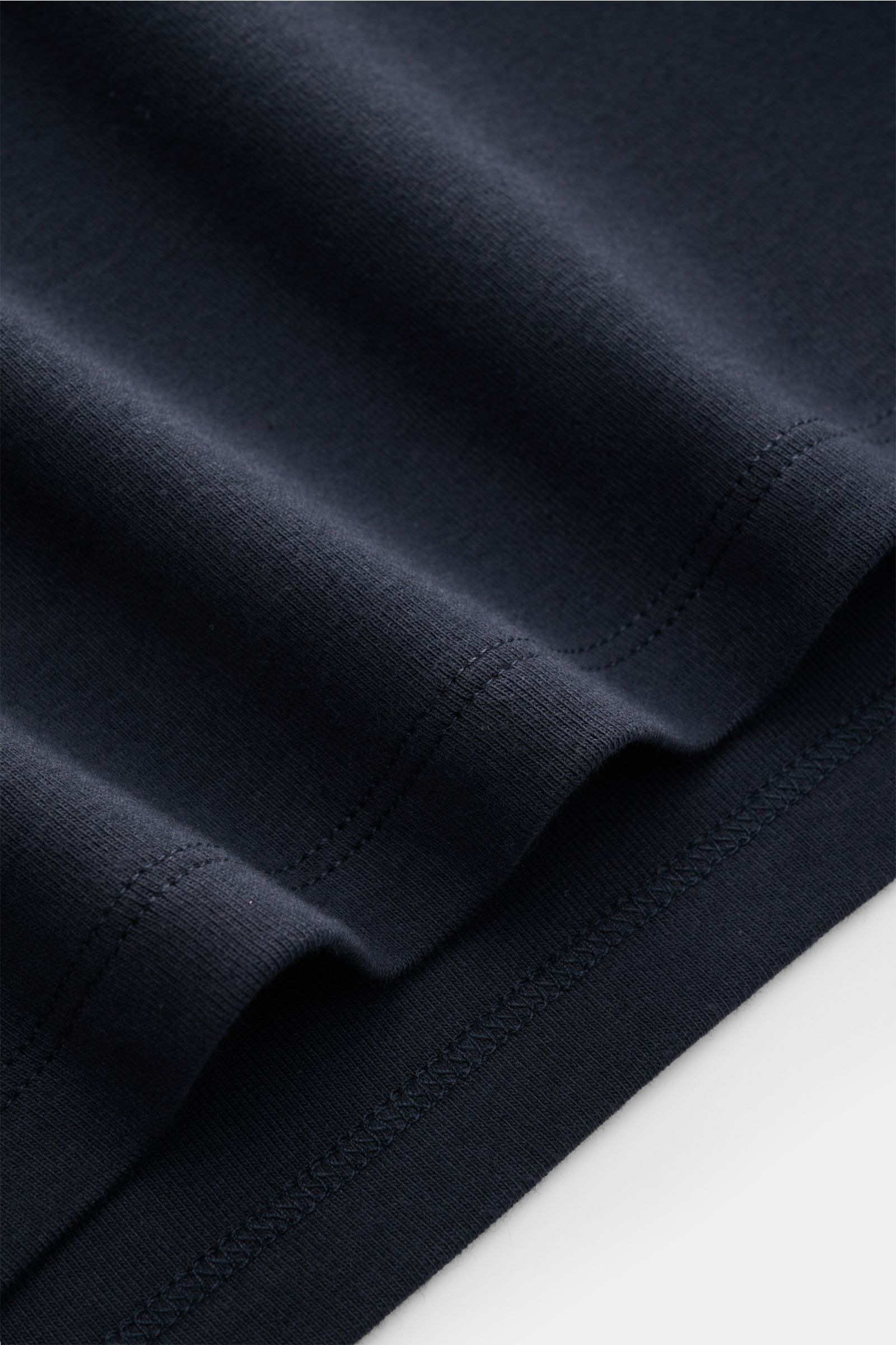 Kiefermann Rundhals-T-Shirt 'Arndell' dark navy aus elastischer Baumwolle mit weichem Griff, Regular Fit, Detailaufnahme des Saums.