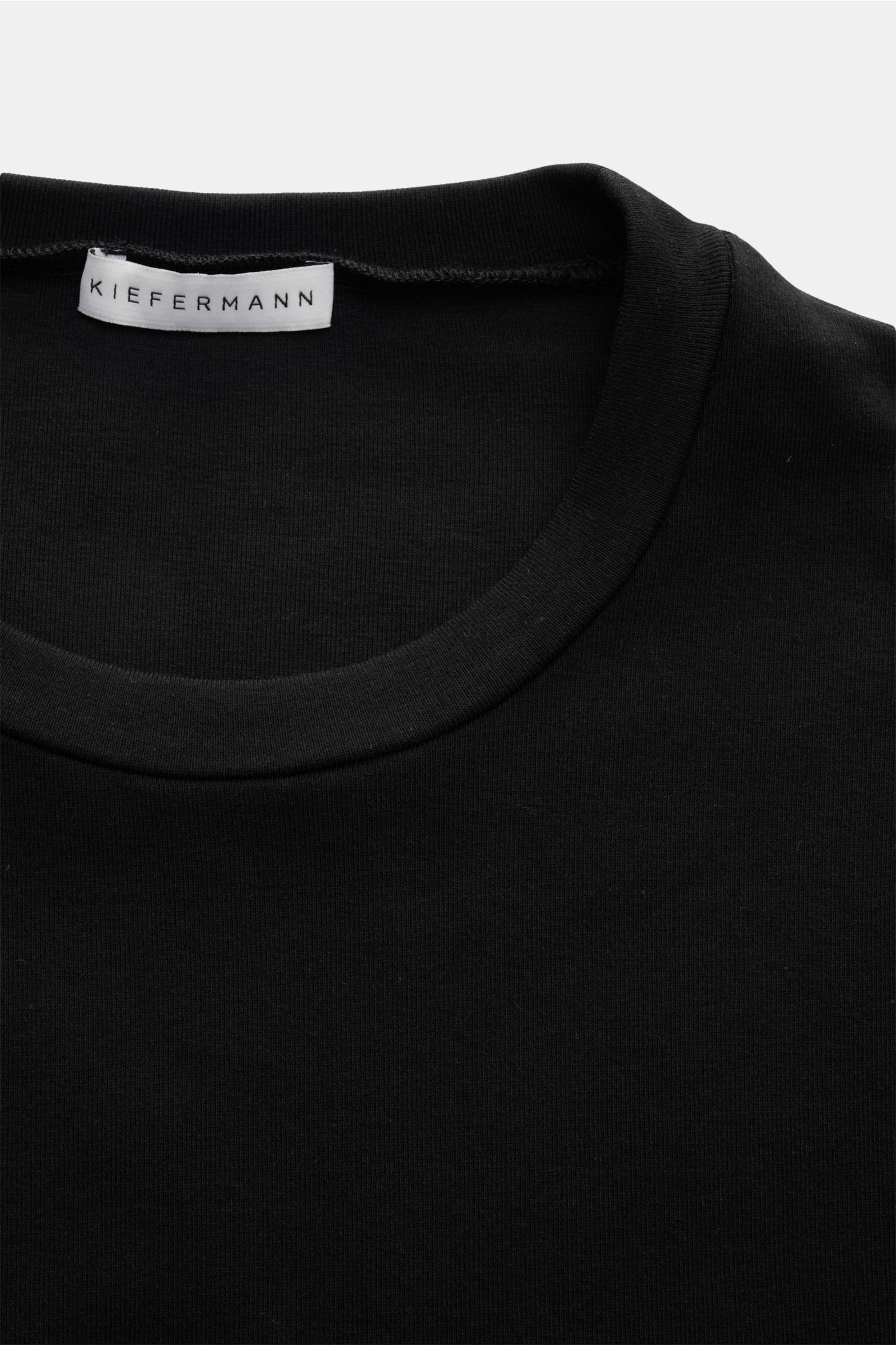 Kiefermann Rundhals-T-Shirt 'Arndell' schwarz, Nahaufnahme von Rundhalsausschnitt und Label, elastische Baumwolle, weicher Griff, Regular Fit.