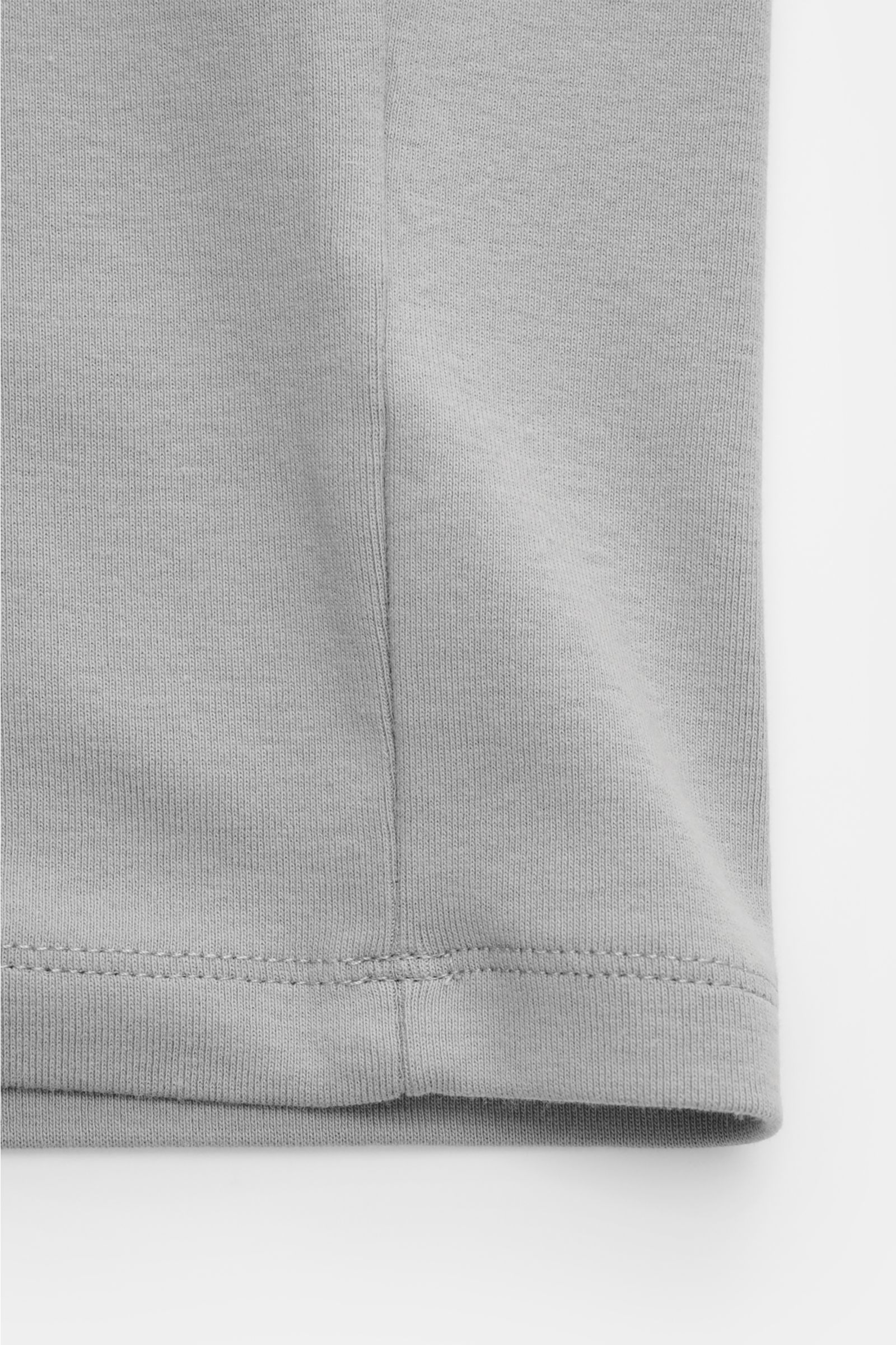 Nahaufnahme vom Saum des Kiefermann Rundhals-T-Shirts 'Paddys' grau, reine, leicht elastische Baumwolle, weicher Griff, Slim Fit.