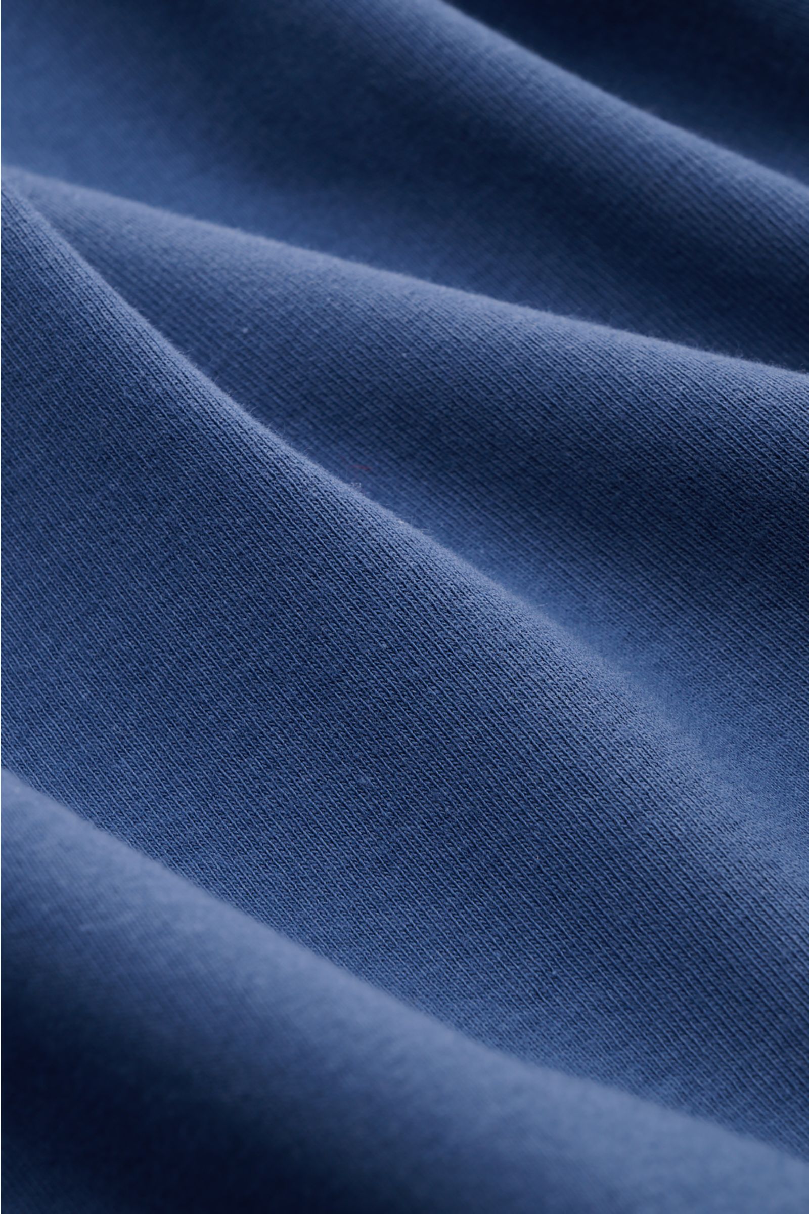 Nahaufnahme des Kiefermann Rundhals-T-Shirt 'Paddys' dunkelblau aus leicht elastischer, reiner Baumwolle mit weichem Griff, Slim Fit, Rundhalsausschnitt.