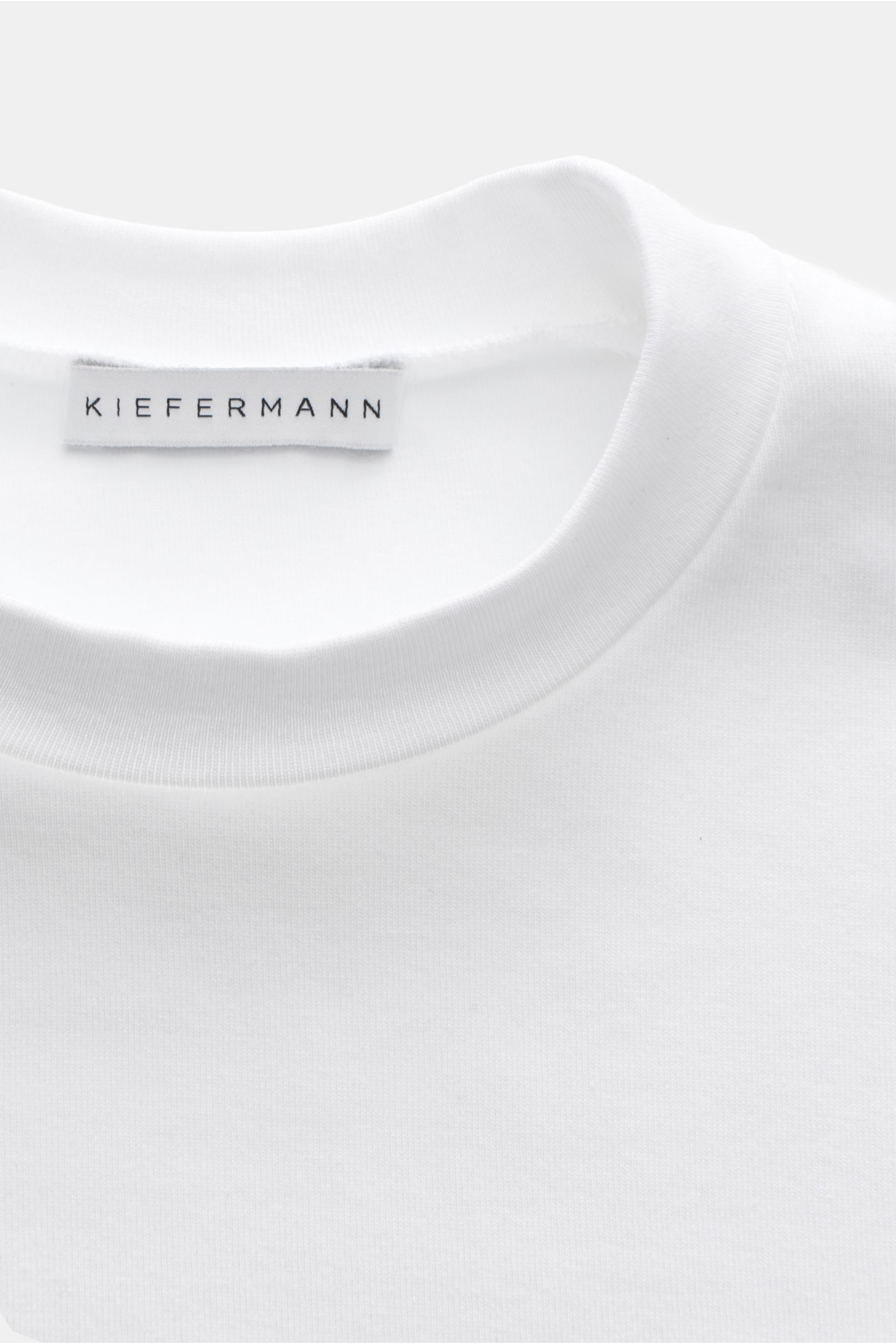 Nahaufnahme des weißen Kiefermann Rundhals-T-Shirts 'Paddys' mit Rundhalsausschnitt, Slim Fit, weichem Griff aus elastischer Baumwolle.