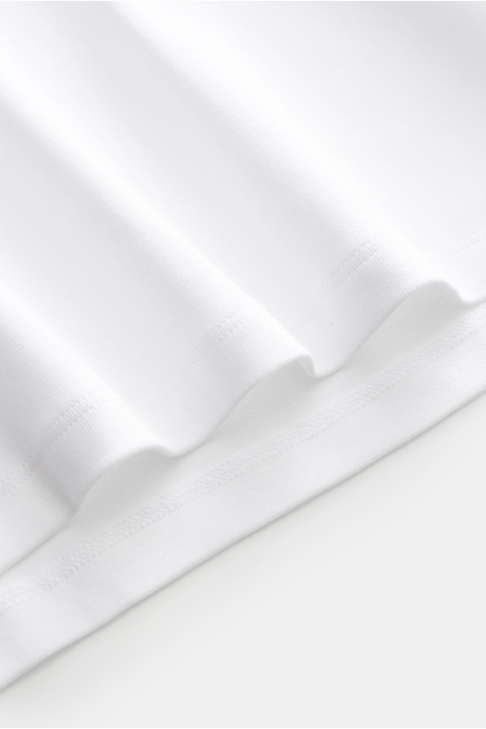 Nahaufnahme des weißen Kiefermann Rundhals-T-Shirt 'Paddys' Saums, reine Baumwolle, leicht elastisch, weicher Griff, Slim Fit, Rundhalsausschnitt.