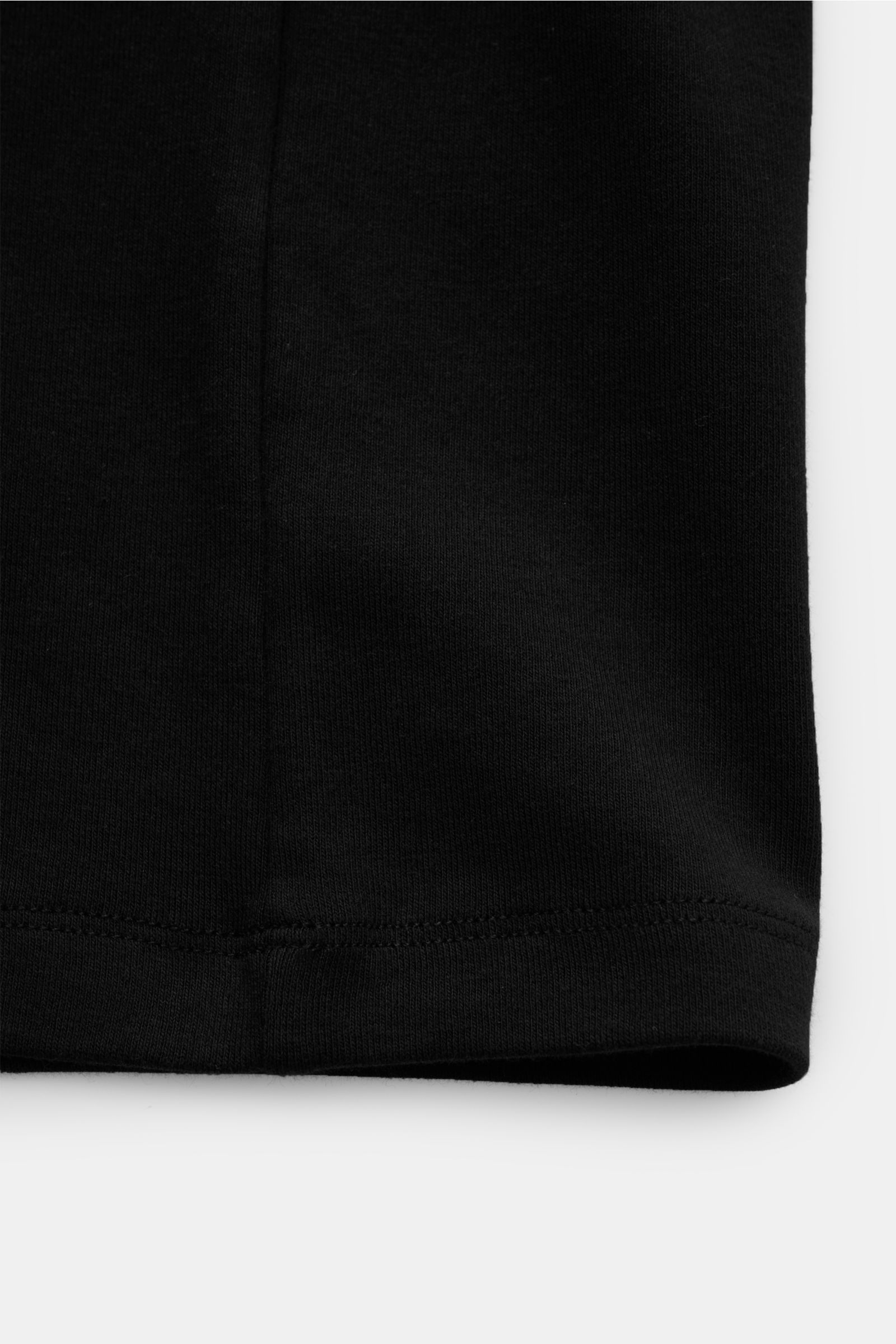 Kiefermann Rundhals-T-Shirt 'Paddys' schwarz, Detailaufnahme der Saumnaht, reine Baumwolle, leicht elastisch, weicher Griff, Slim Fit, Rundhalsausschnitt.