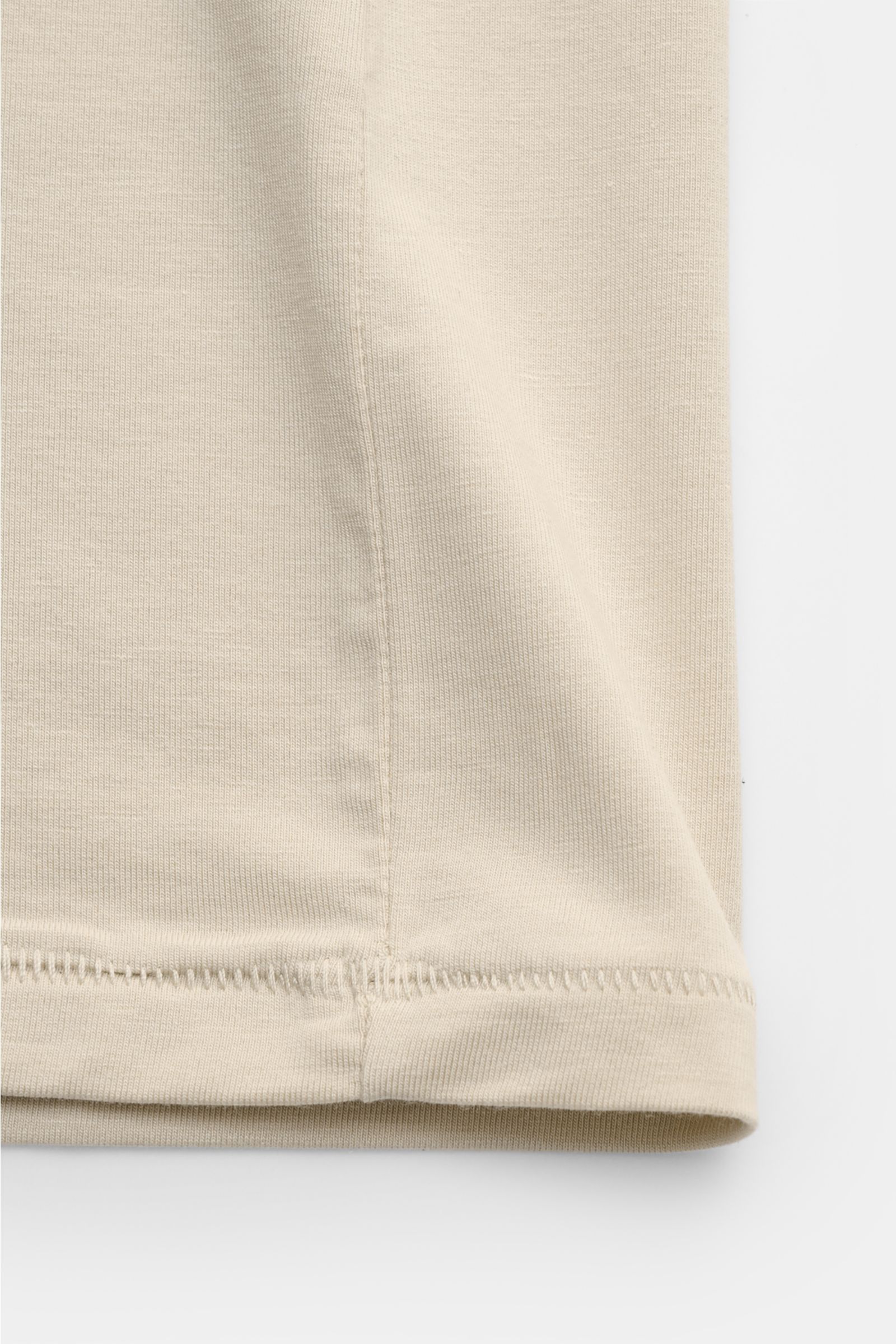 Kiefermann Rundhals T-Shirt 'Hero' sand, Detailansicht Saum und Naht, Jersey aus Baumwolle-Modal, elastisch, weicher Griff, Extra Slim Fit.