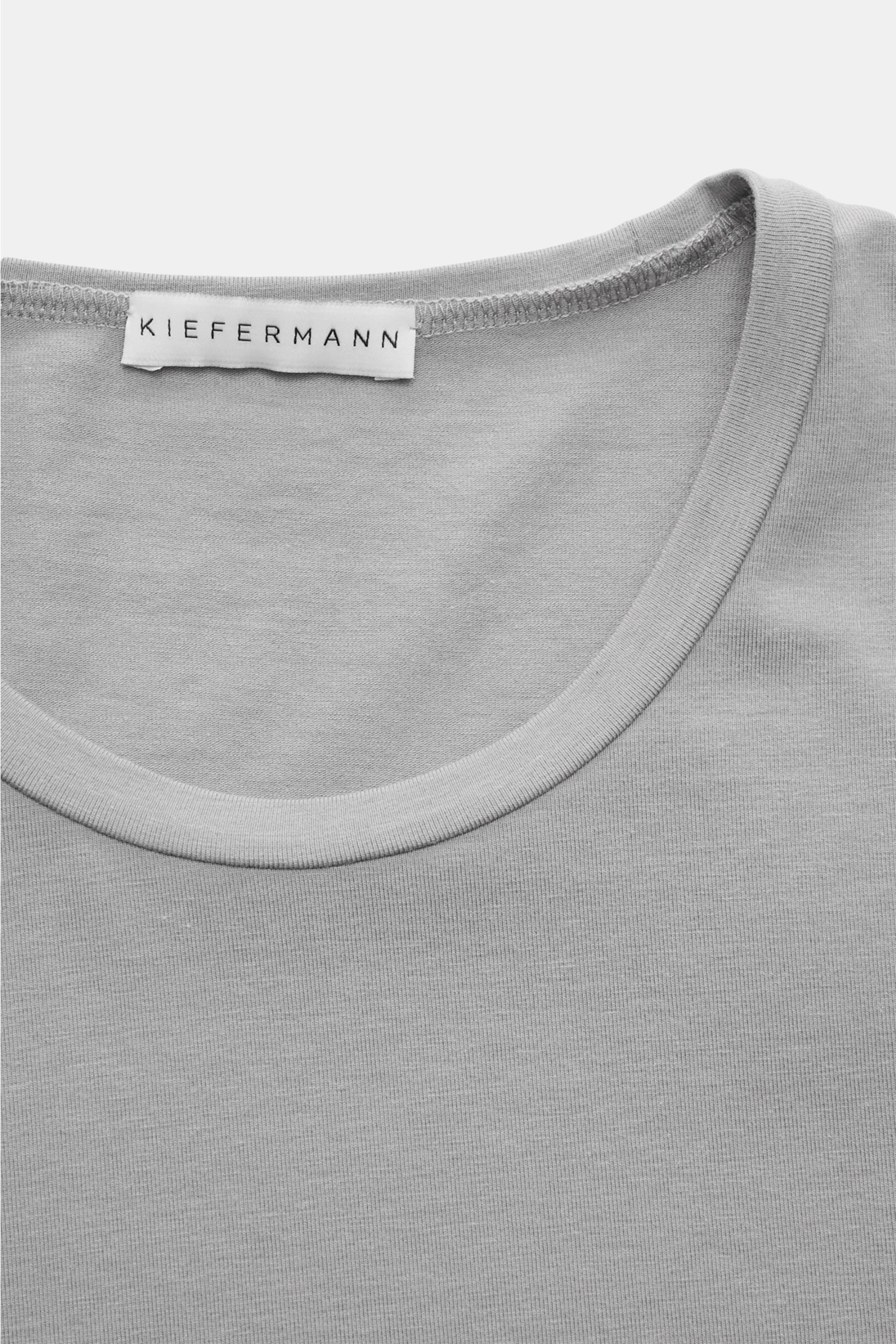Kiefermann Rundhals T-Shirt 'Hero' grau, Nahaufnahme von oben, Extra Slim Fit, elastisches Baumwoll-Modal-Jersey, weicher, glatter Griff.