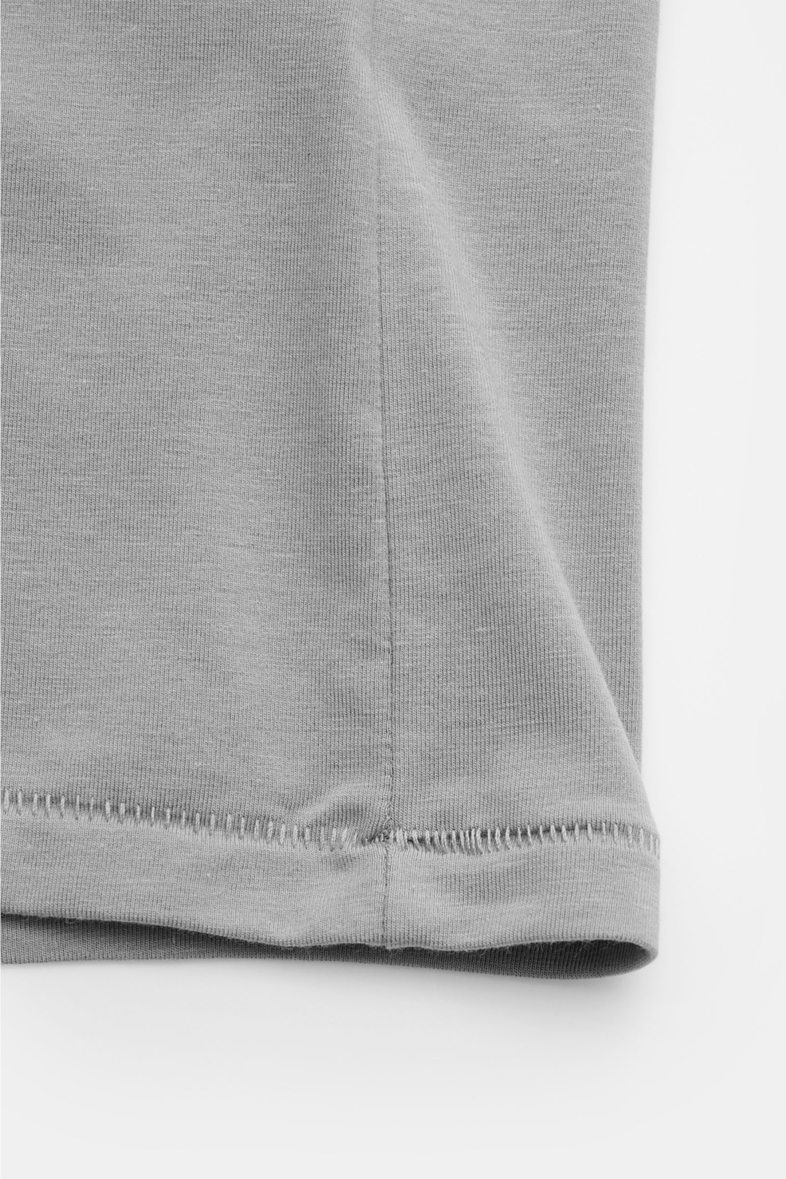 Nahaufnahme des unteren Saums vom Kiefermann Rundhals T-Shirt 'Hero' grau, gewebt aus elastischem Baumwoll-Modal-Jersey mit weichem, glattem Griff, Extra Slim Fit.