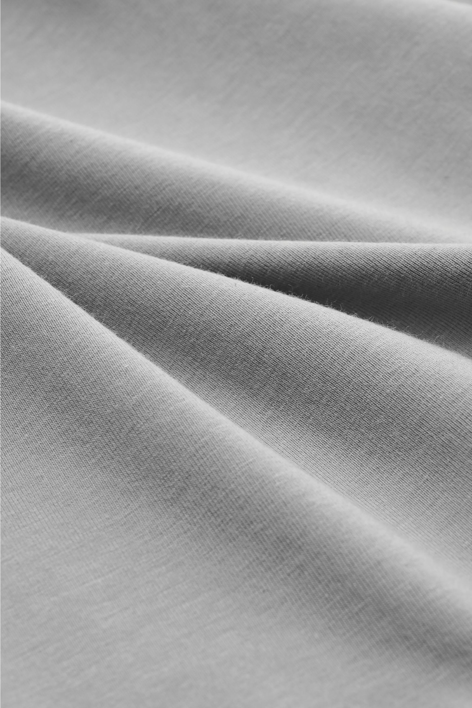 Nahaufnahme des grauen Kiefermann Rundhals T-Shirts 'Hero' aus elastischem Baumwoll-Modal-Jersey mit weichem, glattem Griff.