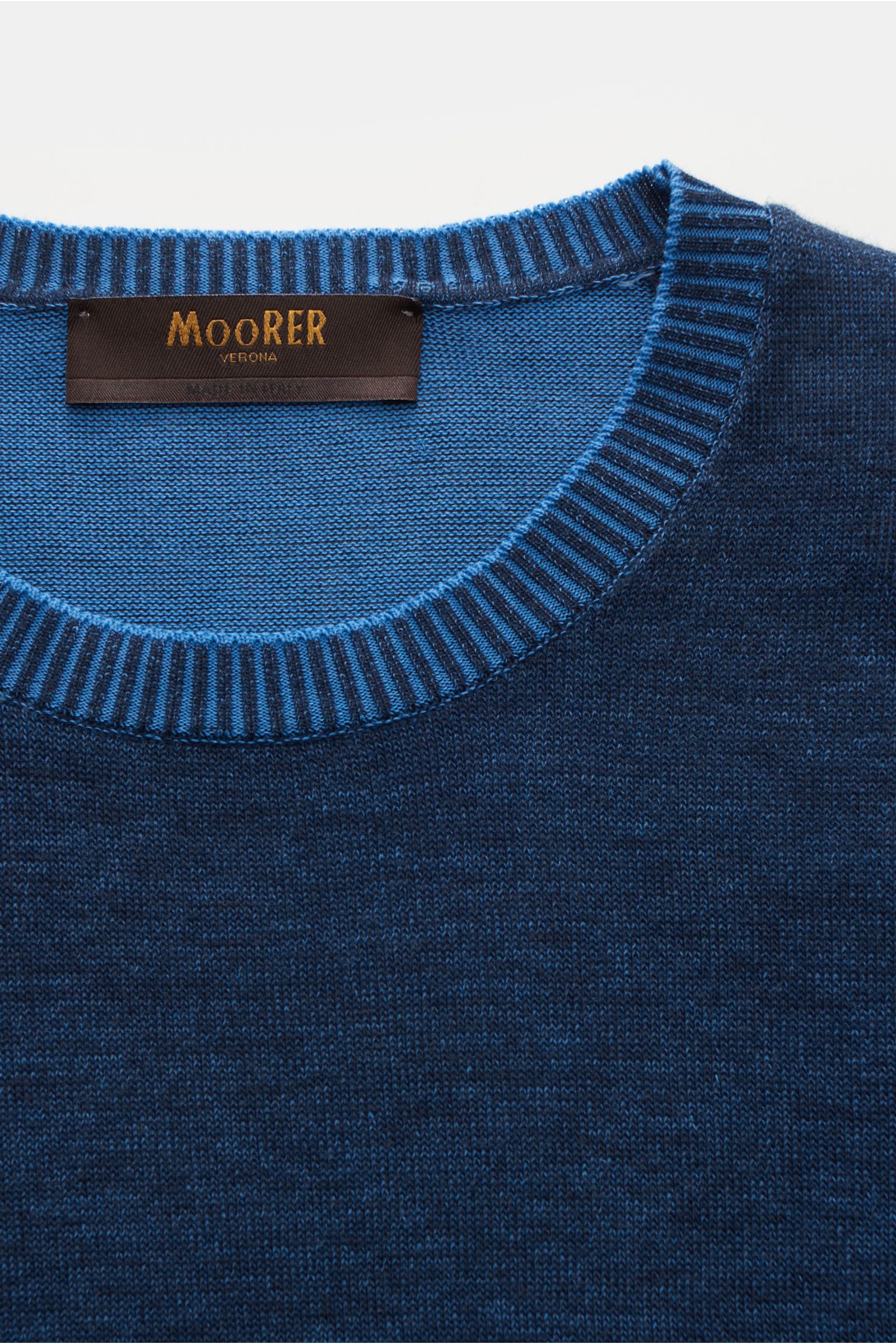 Moorer Kurzarmpullover 'Jude' navy, Nahaufnahme von oben, feines Strickbild, Rundhalsausschnitt, weiche Baumwolle, Slim Fit, flexible Rippbündchen.