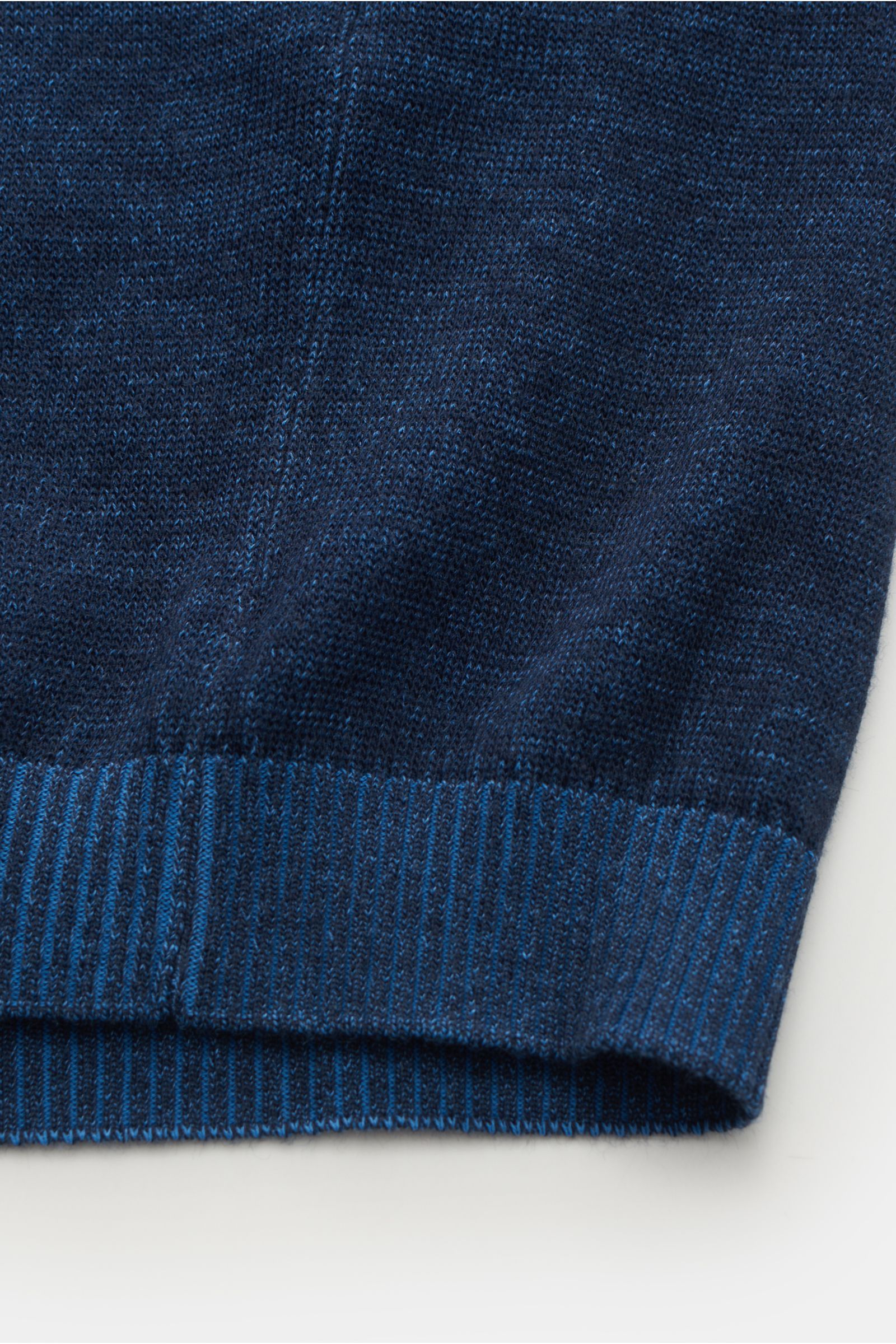 Moorer Kurzarmpullover 'Jude' navy in Slim Fit, Detailaufnahme des feinen Strickbilds, weicher Baumwolle mit flexiblem Rippbündchen.