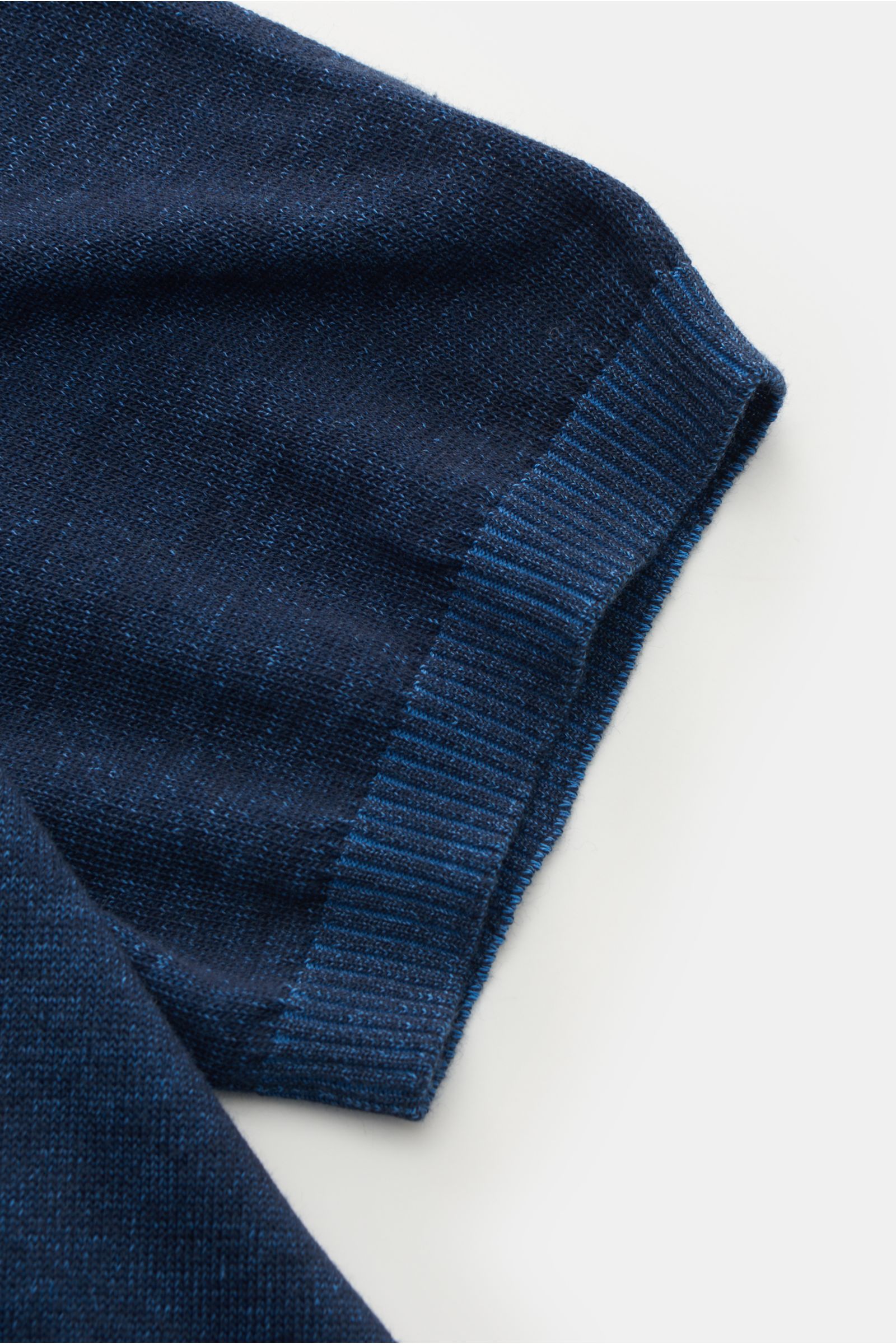 Moorer Kurzarmpullover 'Jude' navy aus weichem, feinem Baumwollstrick, Slim Fit, Rundhalsausschnitt, flexible Rippbündchen, Detailaufnahme Ärmel.