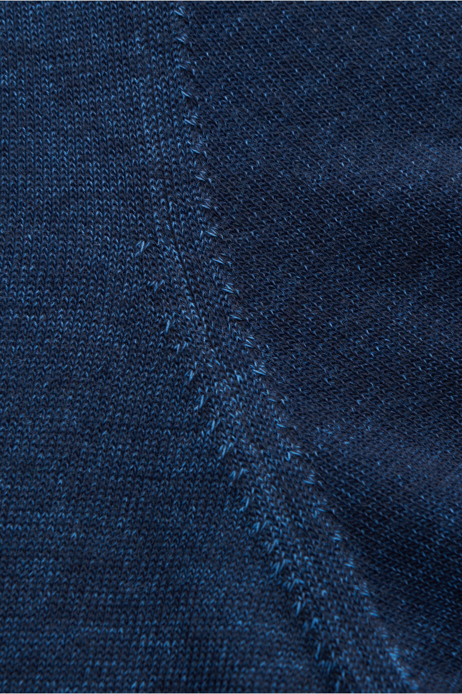 Nahaufnahme des feinen Strickbilds und der Naht des Moorer Kurzarmpullover 'Jude' navy aus weicher, reiner Baumwolle mit flexiblem Rippbündchen.