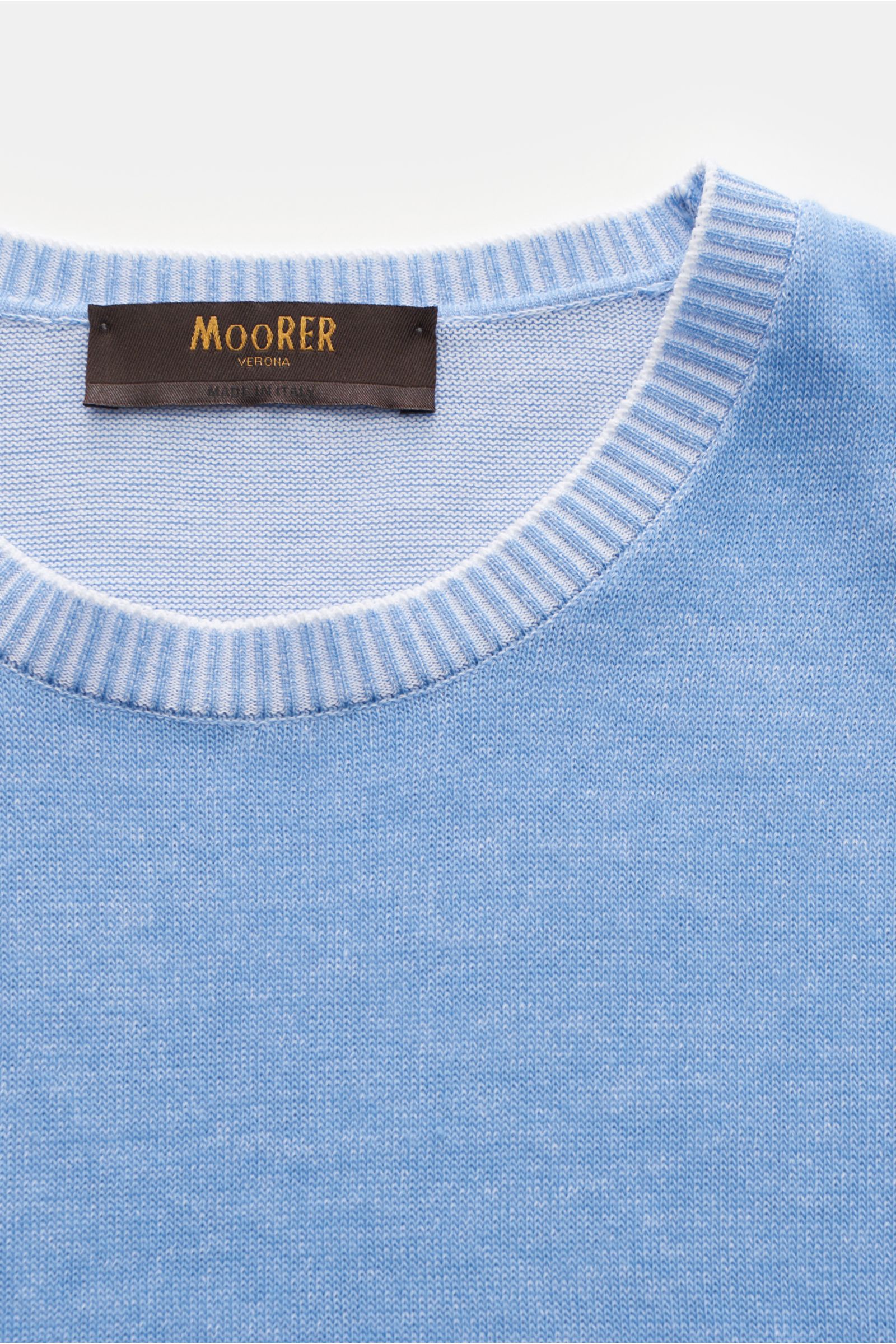 Moorer Kurzarmpullover 'Jude' hellblau, Slim Fit, Rundhalsausschnitt, feines Strickbild aus reiner Baumwolle, Nahaufnahme von oben