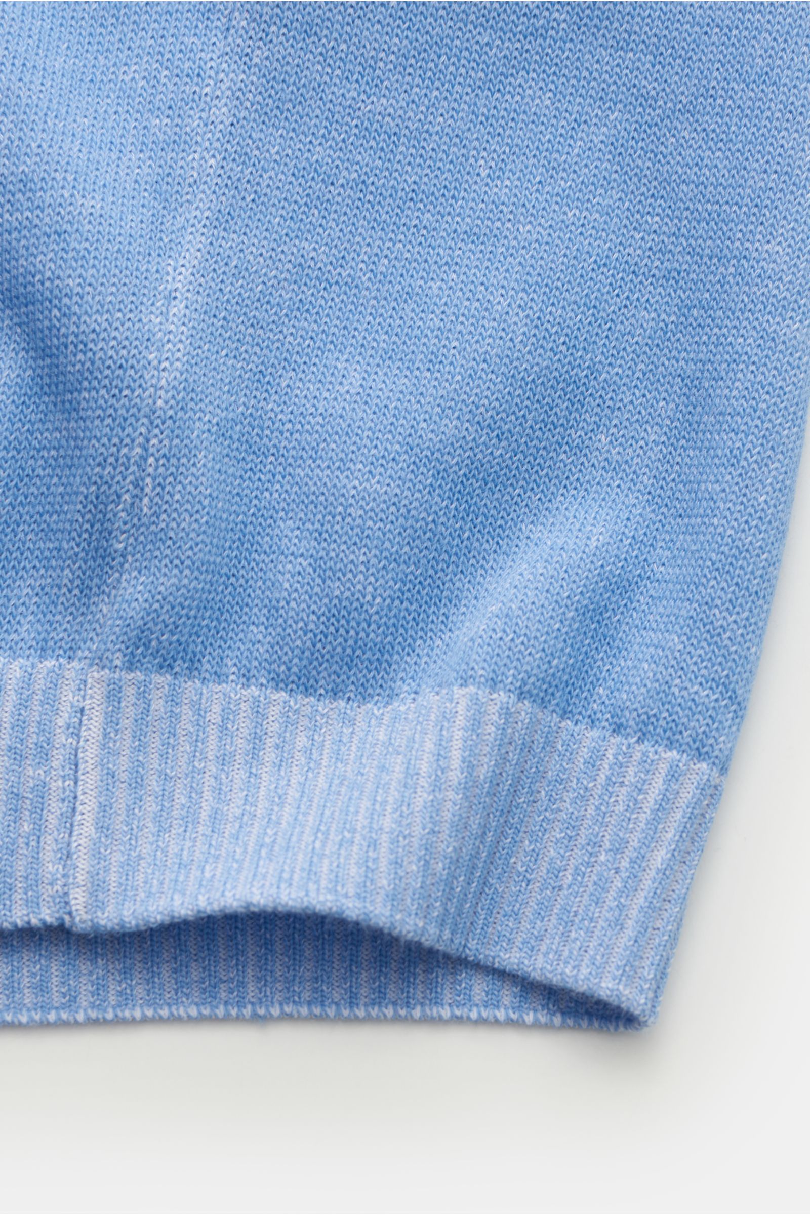 Alt-Tag (124 Zeichen): Nahaufnahme des hellblauen Moorer Kurzarmpullover 'Jude' mit feinem Strickbild, Slim Fit und flexiblen Rippbündchen aus Baumwolle.