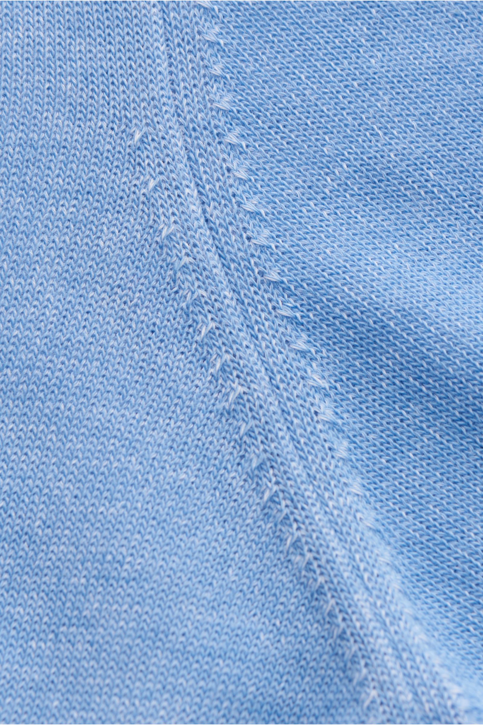 Moorer Kurzarmpullover 'Jude' hellblau in Nahaufnahme, feines Strickbild, weicher Griff, reine Baumwolle, Slim Fit, Rundhalsausschnitt, flexible Rippbündchen. Vielseitiges Essential für Office und Freizeit.