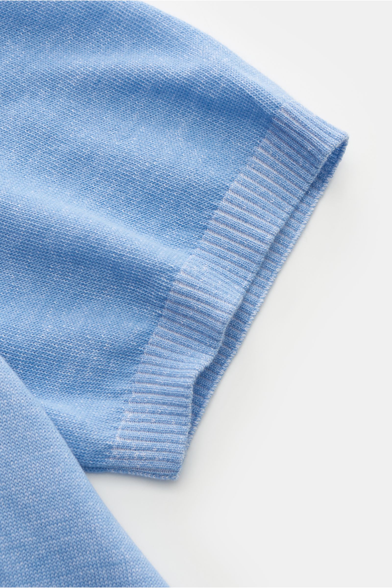 Moorer Kurzarmpullover 'Jude' hellblau aus feinem, weichem Baumwollstrick mit Rundhalsausschnitt, flexiblem Rippbündchen, Slim Fit, Nahaufnahme Ärmelsaum.