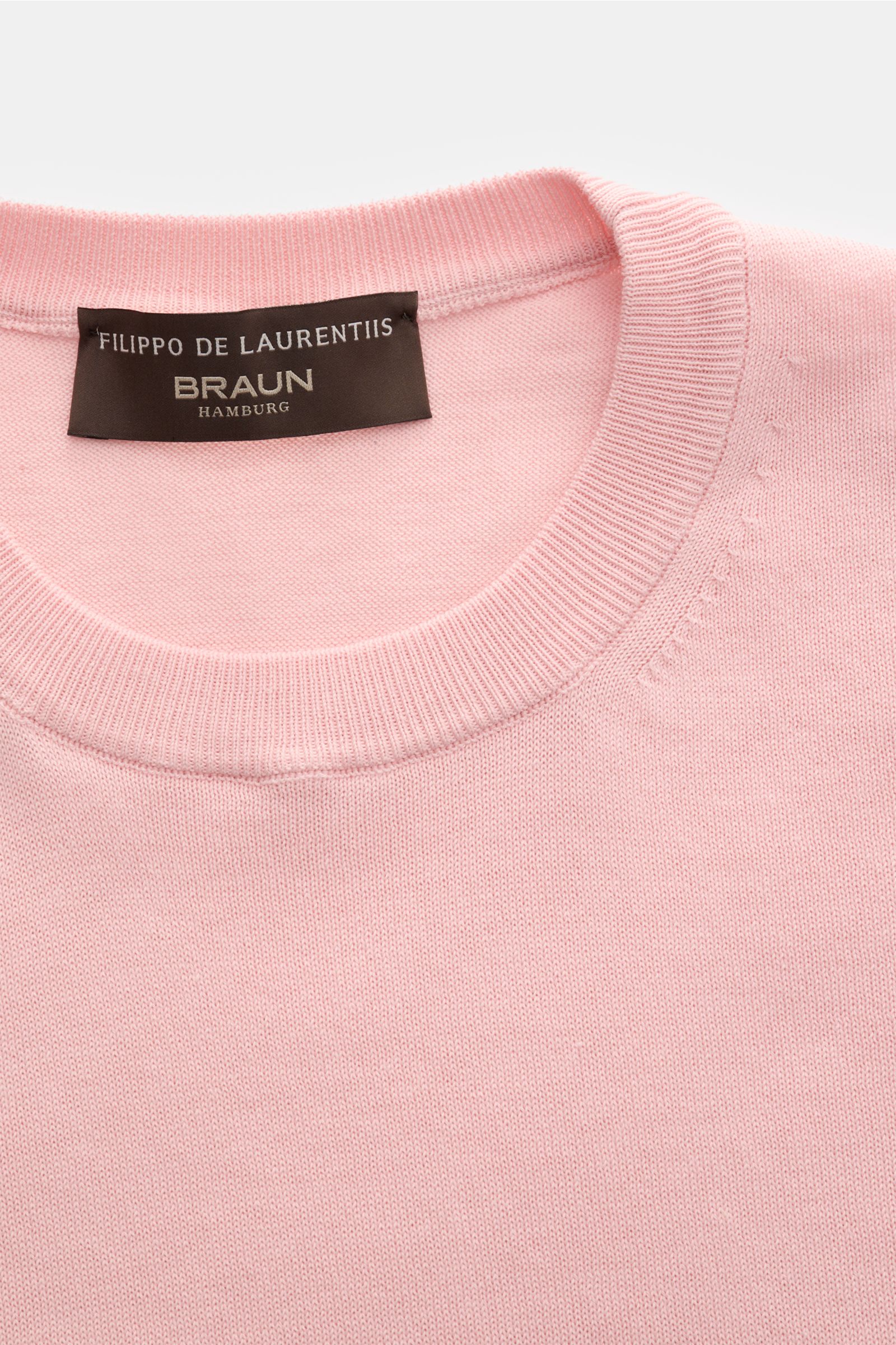 Close-up front view of the Filippo de Laurentiis Feinstrick-Kurzarmpullover rosé showing the round neckline and fine knit texture.

Sommerliche Knitwear: Mit diesem kurzärmeligen Feinstrickpullover aus reiner Baumwolle präsentiert FILIPPO DE LAURENTIIS