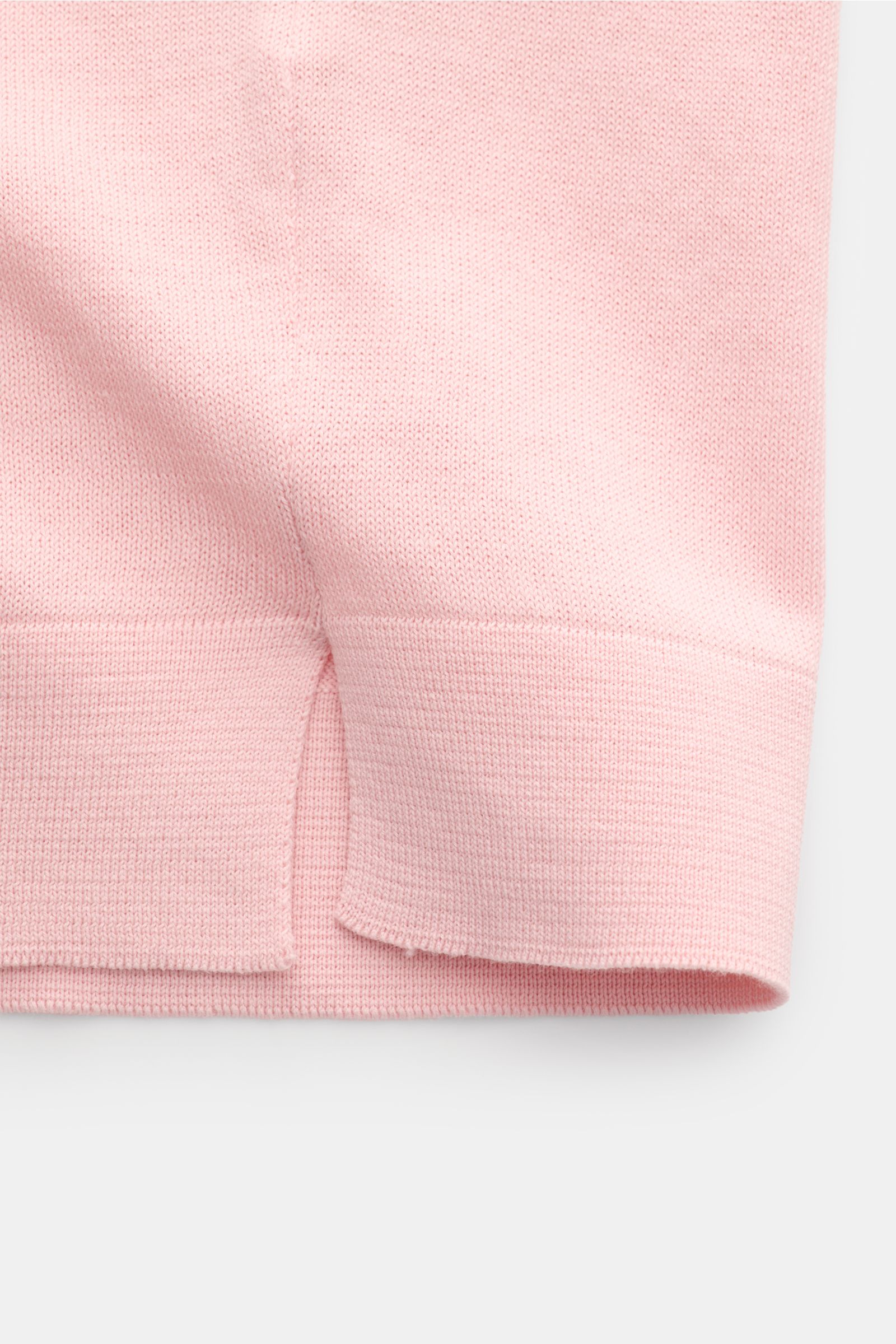 Close-up of the hem with side slit of the Filippo de Laurentiis Feinstrick-Kurzarmpullover rosé, photographed from the front.

Description: Sommerliche Knitwear: Mit diesem kurzärmeligen Feinstrickpullover aus reiner Baumwolle präsentiert FILIPPO DE LA