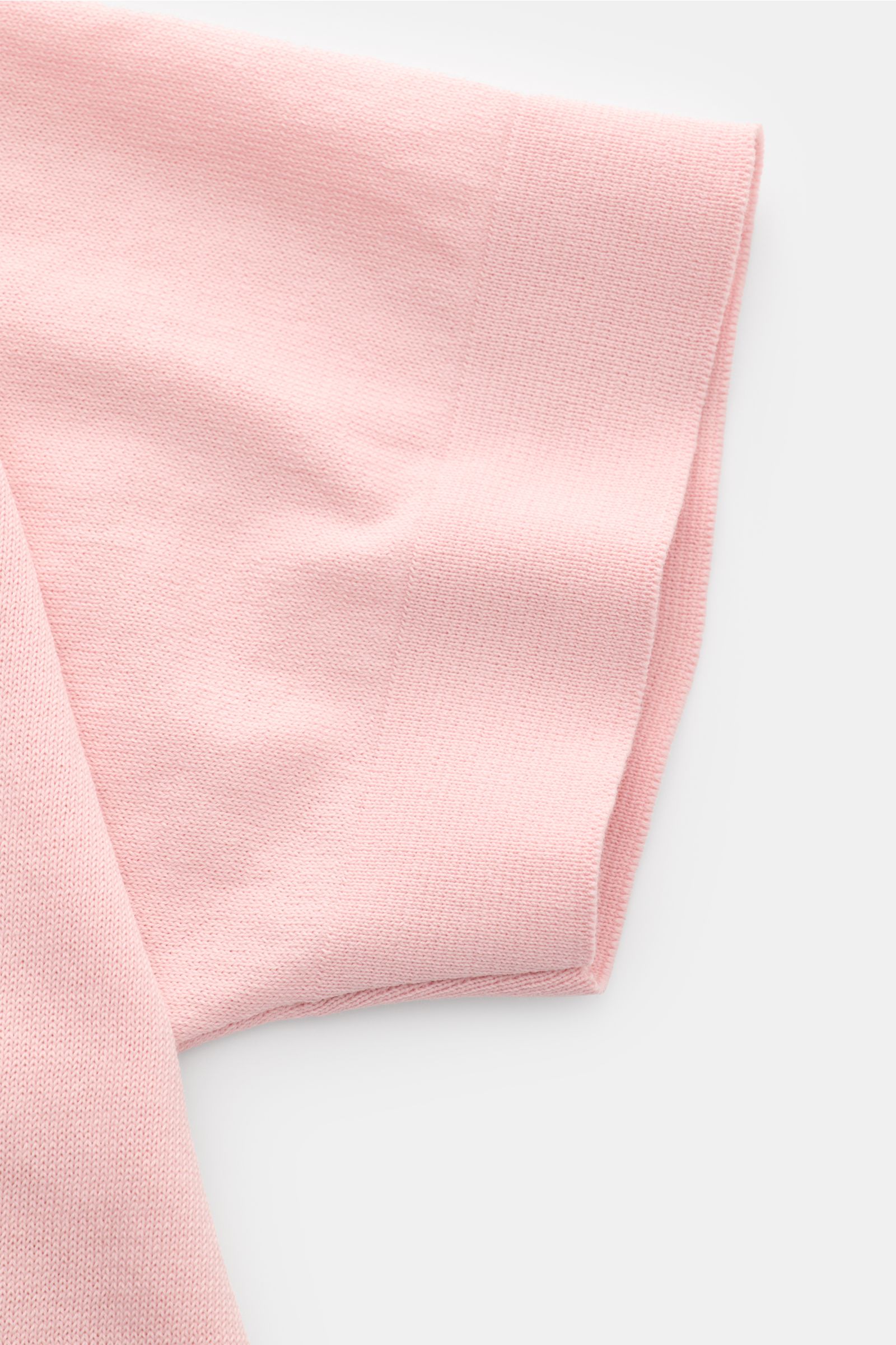 Close-up side view of the sleeve of the Filippo de Laurentiis Feinstrick-Kurzarmpullover rosé, a slim fit, short-sleeved fine knit pullover made of pure cotton with a soft touch, very fine knit texture, round neckline, comfortable cuffs, and side hem slit