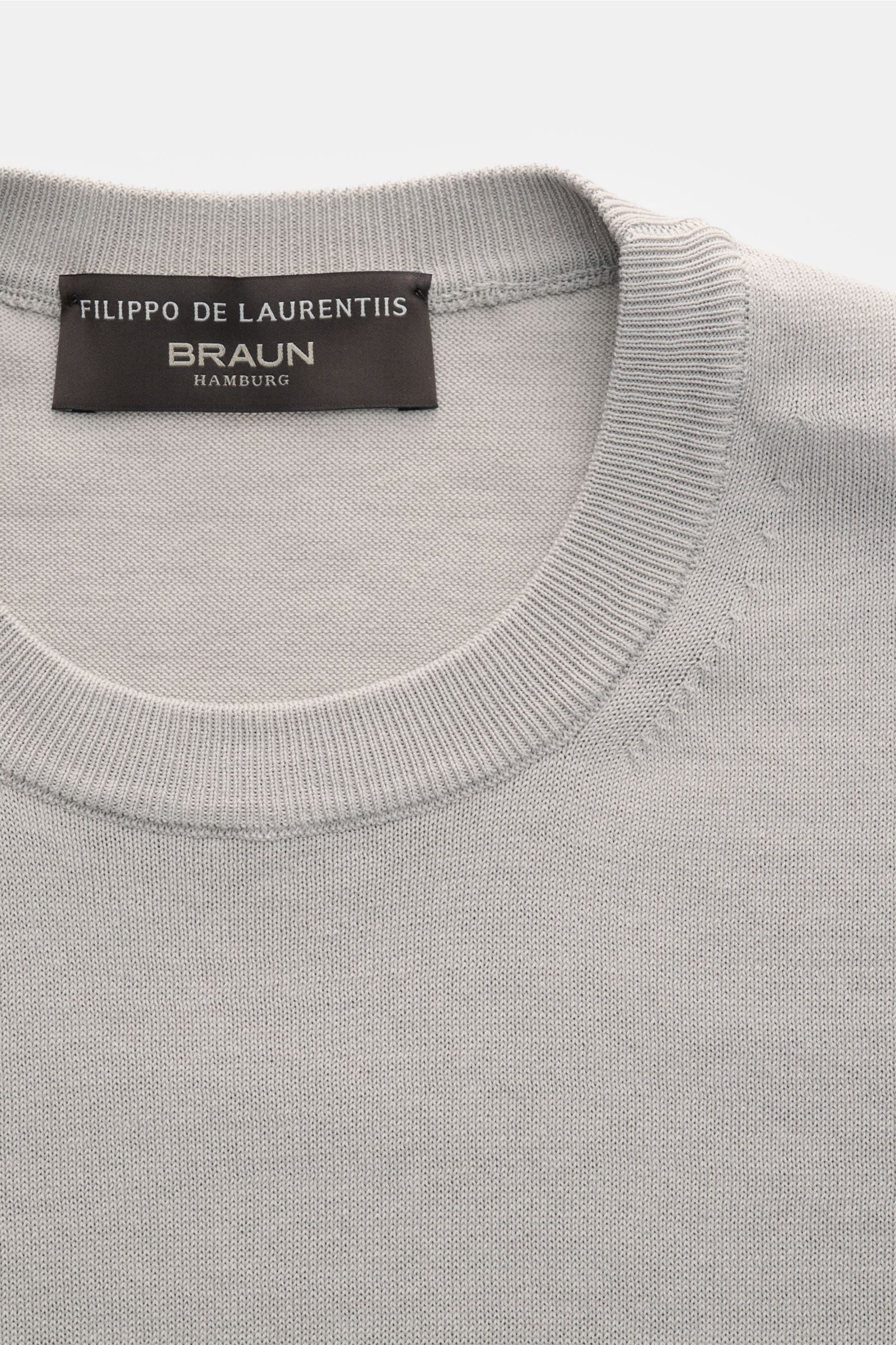 Filippo de Laurentiis Feinstrick-Kurzarmpullover grau, nahes Frontfoto, reiner Baumwollstrick, Rundhals, Slim Fit, Saumschlitze.