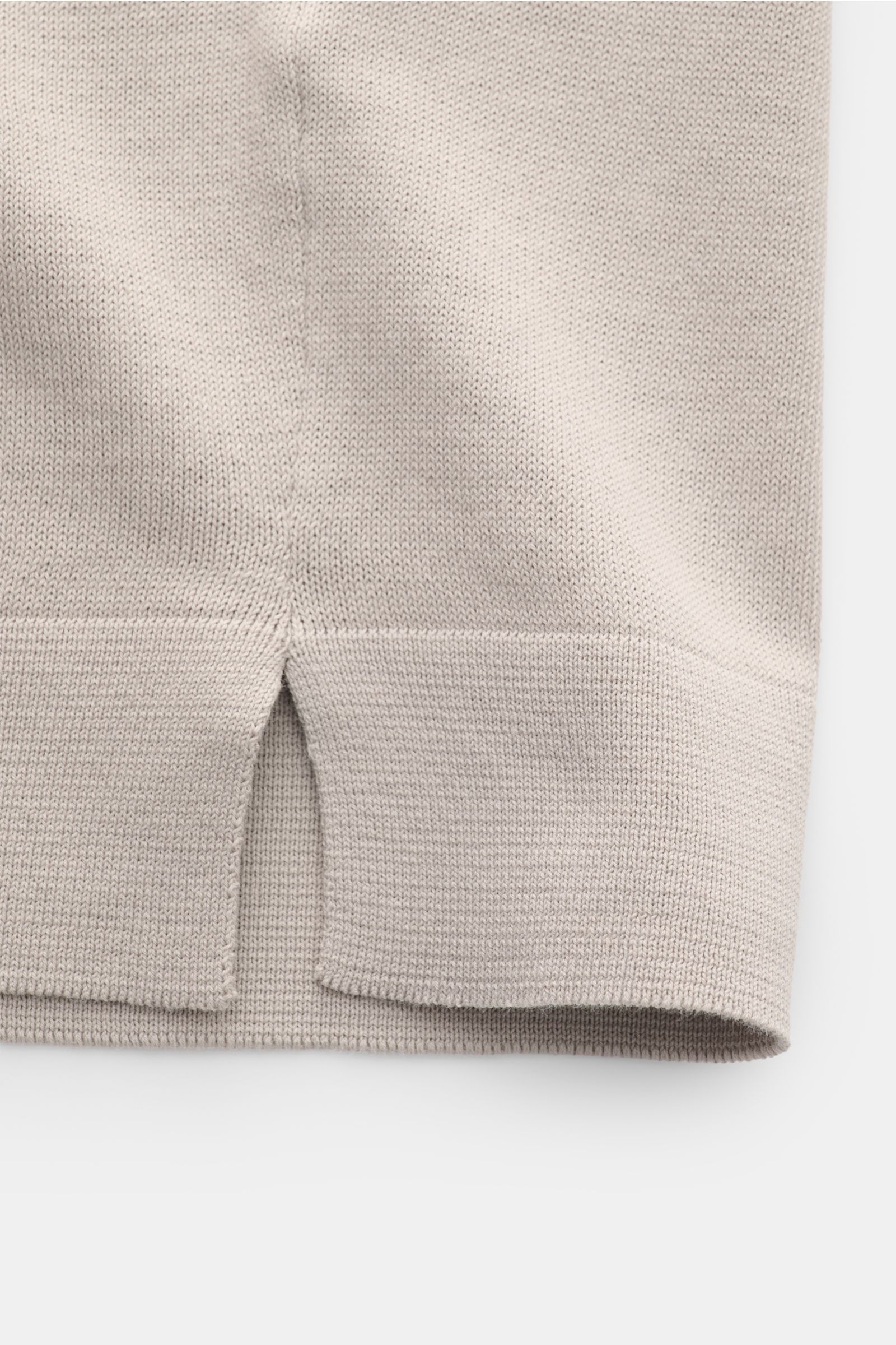 Close-up of the lower hem detail of the Filippo de Laurentiis Feinstrick-Kurzarmpullover grau, photographed from the side showing the fine knit texture and side slit.

Sommerliche Knitwear: Mit diesem kurzärmeligen Feinstrickpullover aus reiner Baumwol