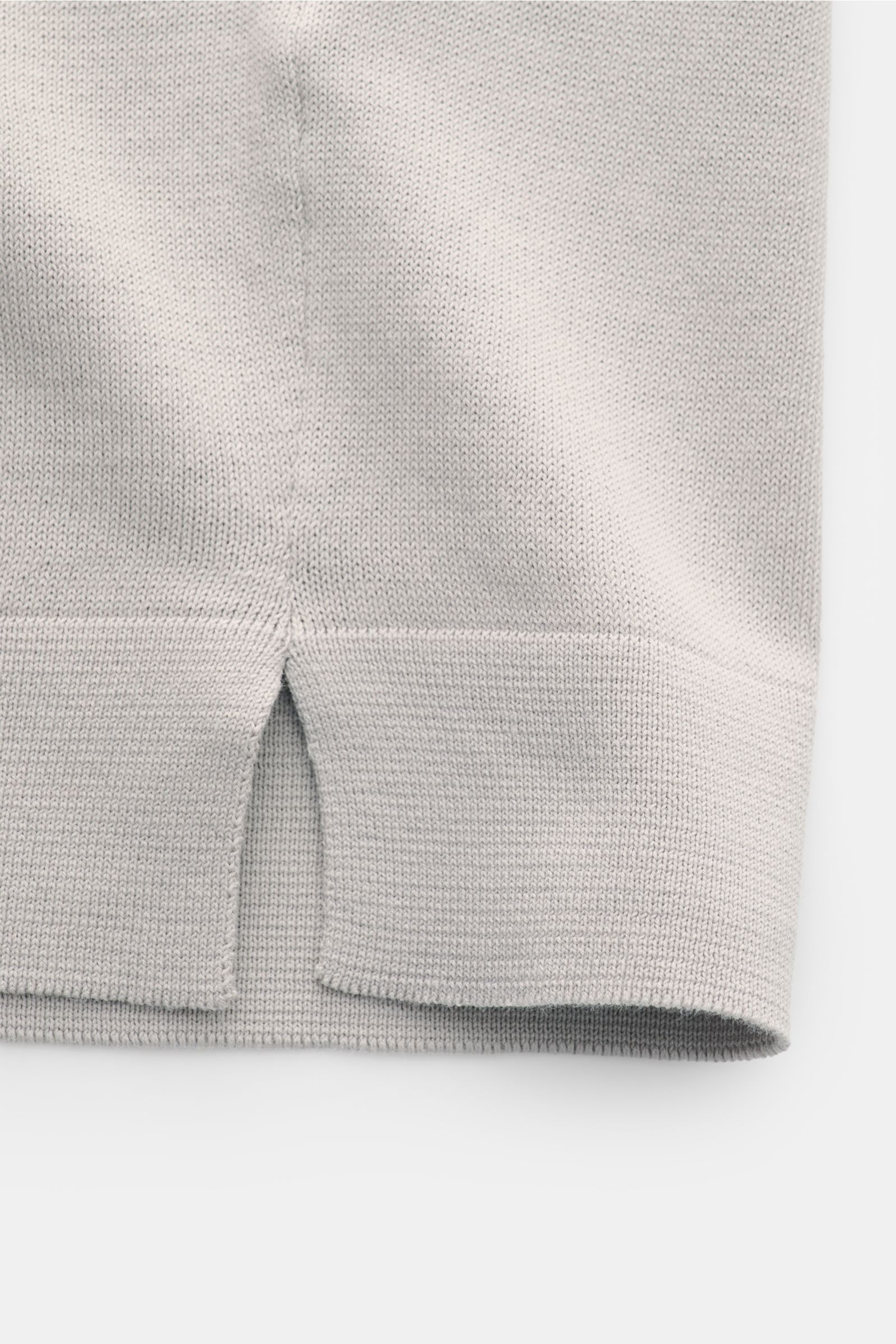 Filippo de Laurentiis Feinstrick-Kurzarmpullover grau, Detailansicht der seitlichen Saumschlitze aus feinem, weichem Baumwollstrick.