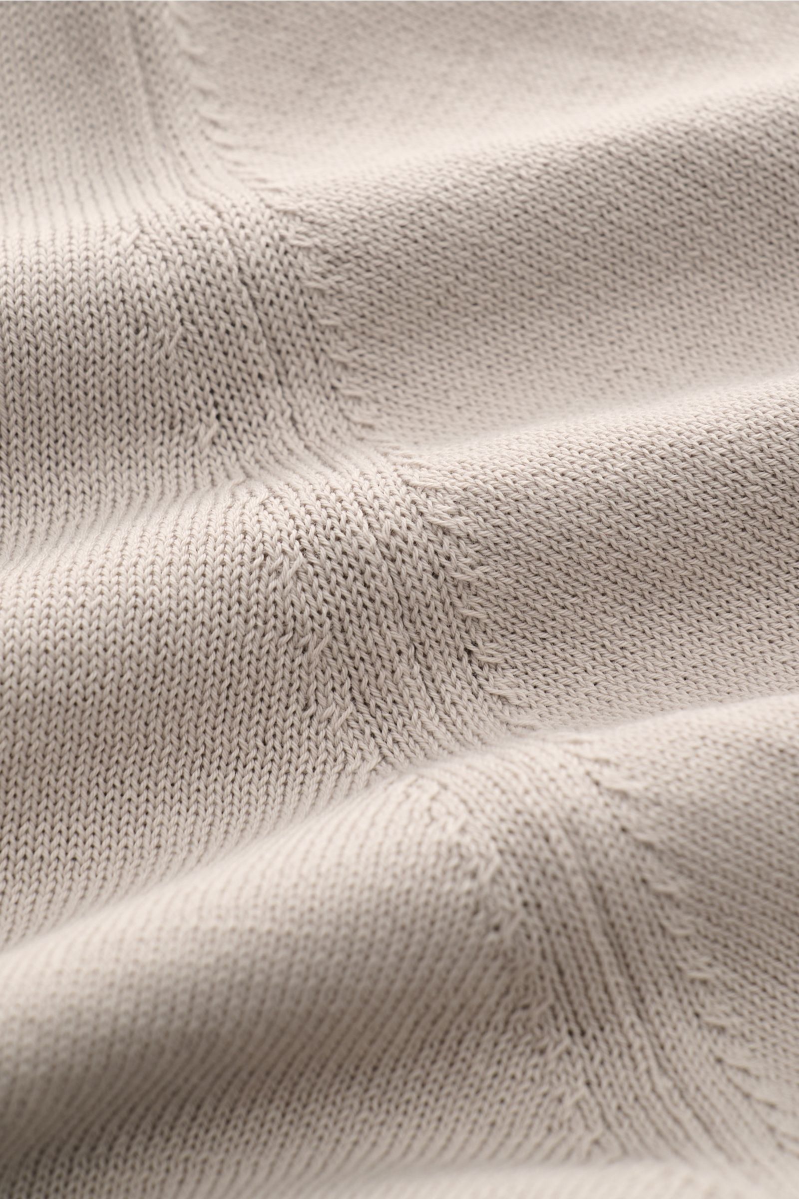 Close-up front view of Filippo de Laurentiis Feinstrick-Kurzarmpullover grau, showing soft, fine cotton knit texture.

Description: Sommerliche Knitwear: Mit diesem kurzärmeligen Feinstrickpullover aus reiner Baumwolle präsentiert FILIPPO DE LAURENTIIS