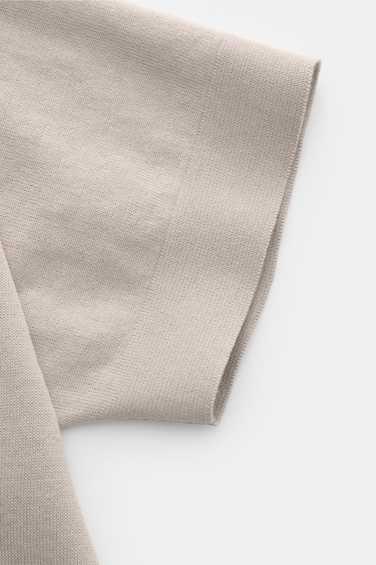 Close-up side view of the short sleeve on the Filippo de Laurentiis Feinstrick-Kurzarmpullover grau, a slim fit, soft, fine knit cotton sweater with comfortable cuffs and side slits.

Description: Sommerliche Knitwear: Mit diesem kurzärmeligen Feinstri