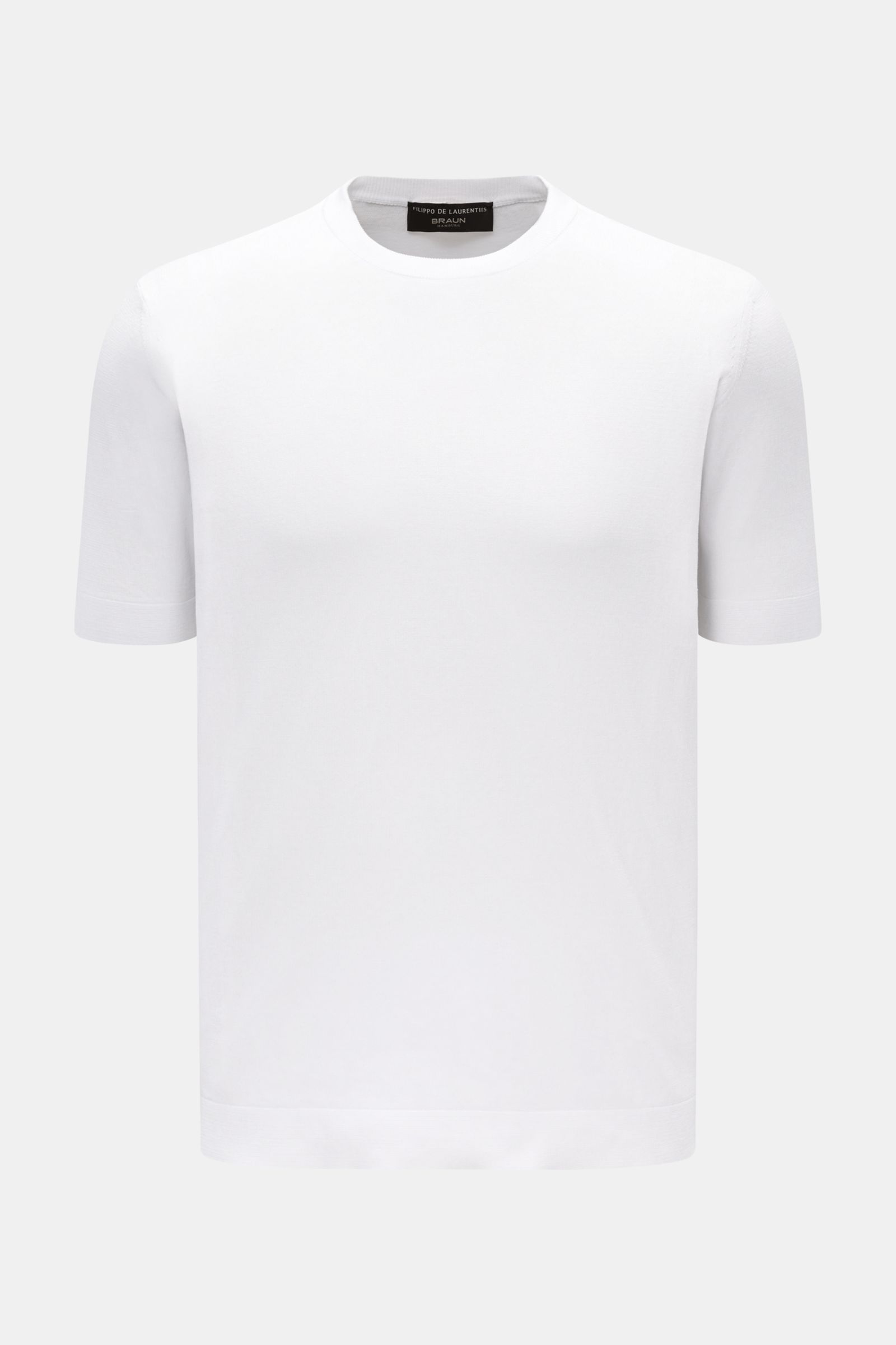 Front view of Filippo de Laurentiis Feinstrick-Kurzarmpullover weiß, a slim fit, short-sleeve fine knit pullover in pure cotton with round neckline, soft texture, comfortable cuffs, and side hem slits. Sommerliche Knitwear: Mit diesem kurzärmeligen Feinst