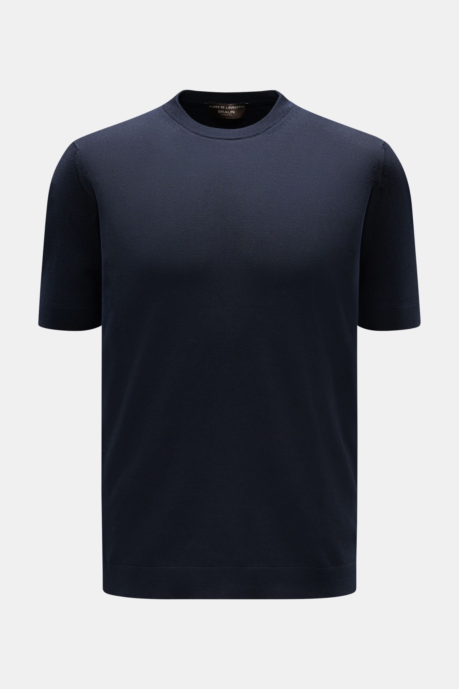 Front view of Filippo de Laurentiis Feinstrick-Kurzarmpullover navy, a slim fit short-sleeve fine knit sweater in pure cotton with round neckline and side slits.

Description: Sommerliche Knitwear: Mit diesem kurzärmeligen Feinstrickpullover aus reiner
