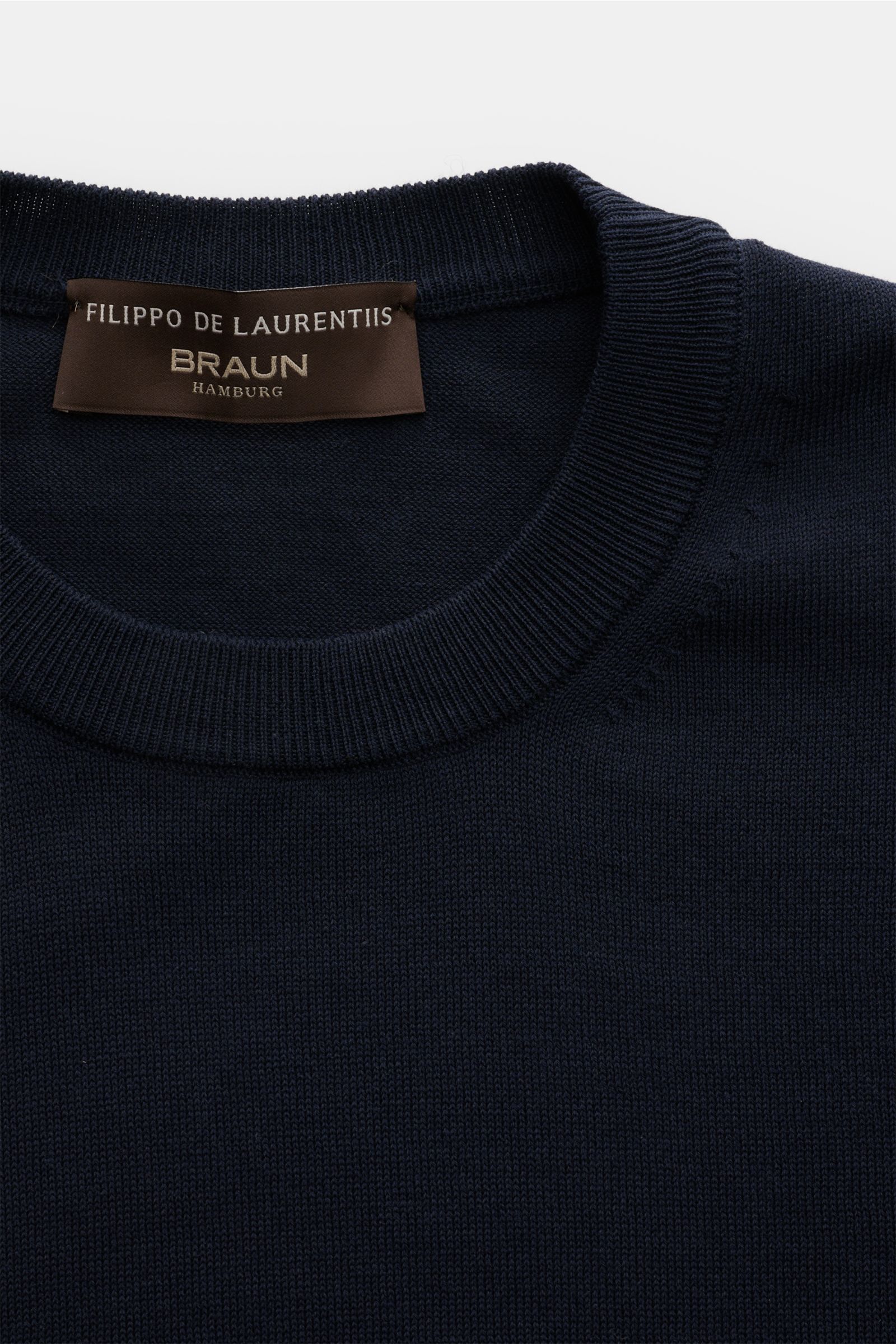 Close-up front view of the navy Filippo de Laurentiis Feinstrick-Kurzarmpullover navy knitwear showing the round neckline and fine cotton knit texture.  
Sommerliche Knitwear: Mit diesem kurzärmeligen Feinstrickpullover aus reiner Baumwolle präsentiert