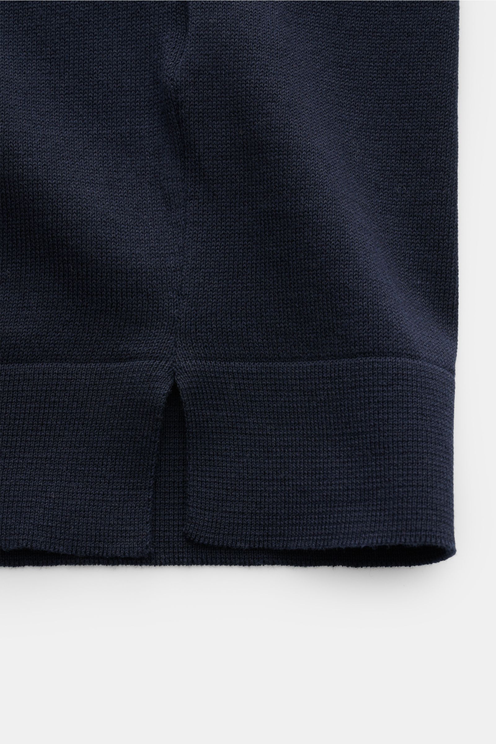 Close-up front view of Filippo de Laurentiis Feinstrick-Kurzarmpullover navy showing the fine cotton knit, slim fit, round neckline, soft texture, comfortable cuffs, and side hem slits. 

Sommerliche Knitwear: Mit diesem kurzärmeligen Feinstrickpullove