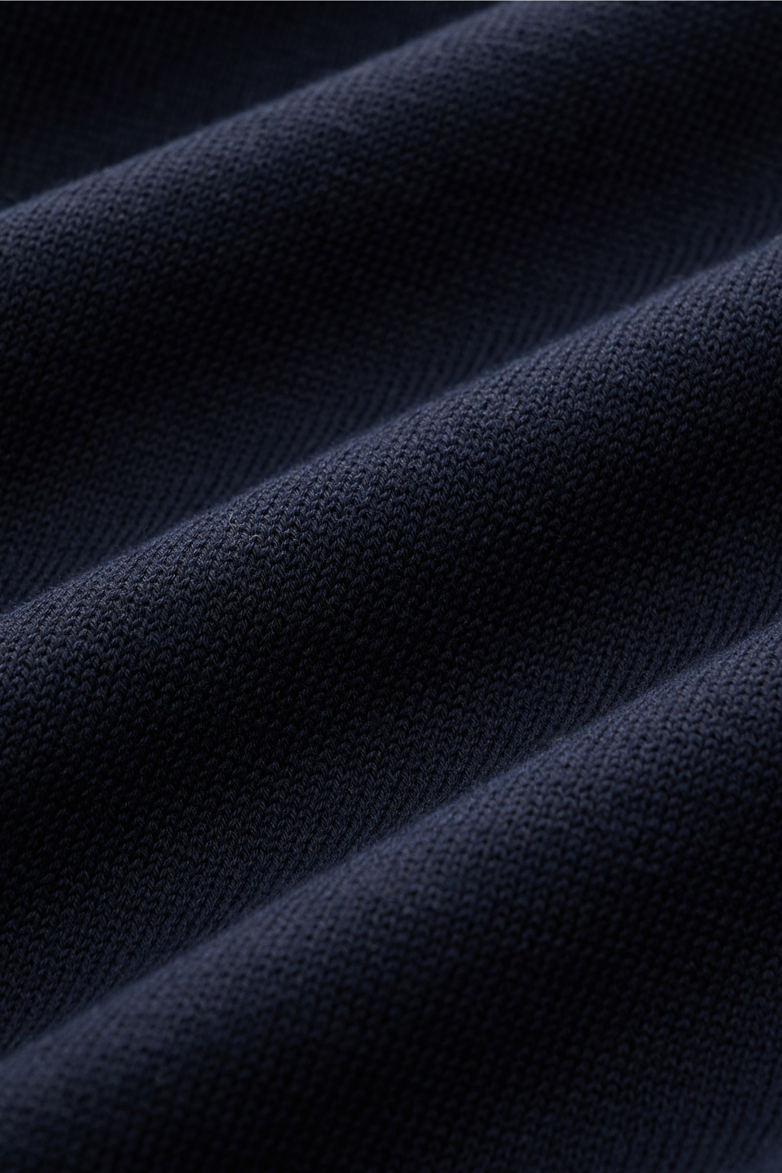 Close-up front view of navy fabric texture showing fine knit detail of Filippo de Laurentiis Feinstrick-Kurzarmpullover navy. Sommerliche Knitwear: Mit diesem kurzärmeligen Feinstrickpullover aus reiner Baumwolle präsentiert FILIPPO DE LAURENTIIS eine 