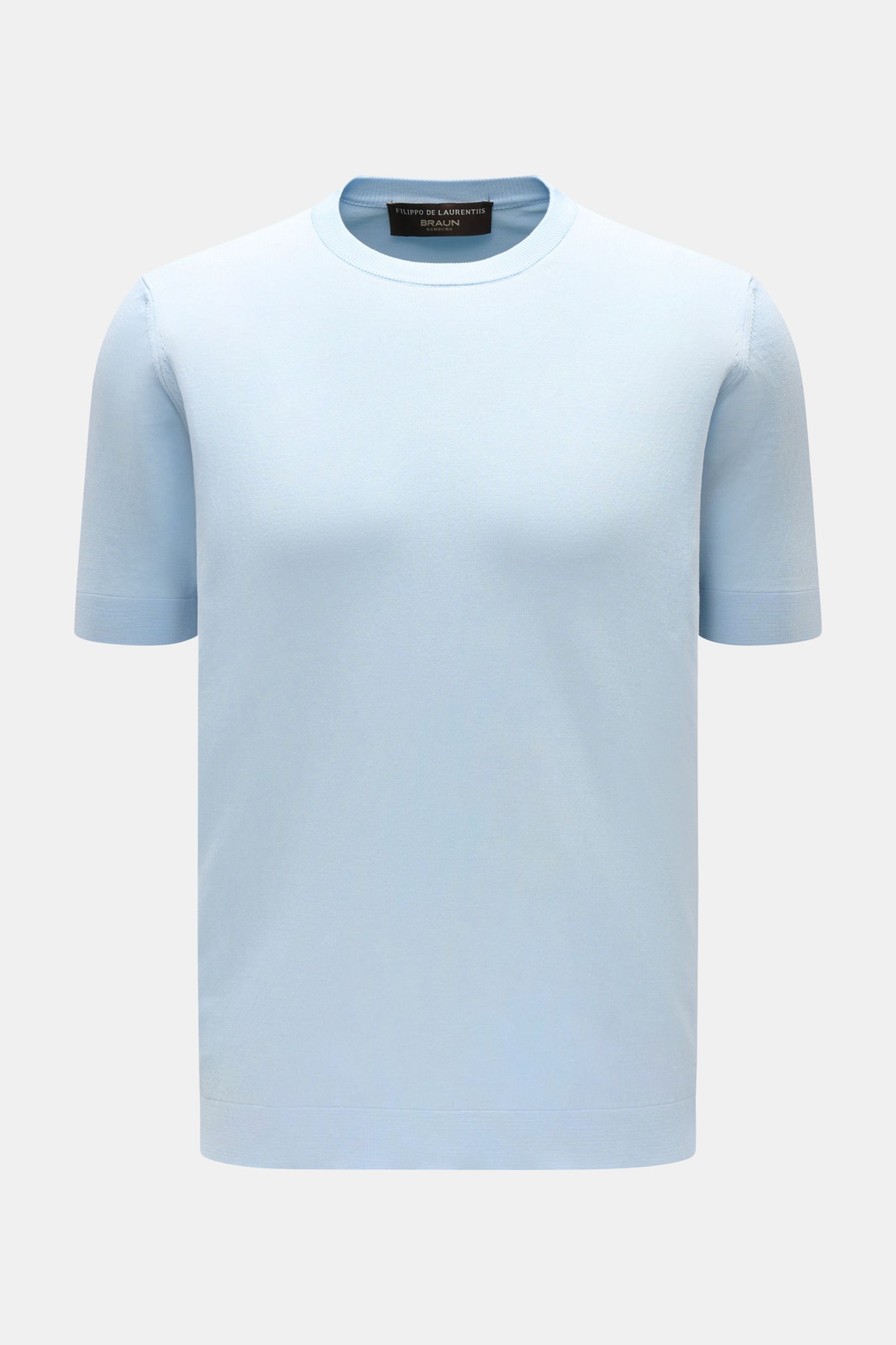 Front view of Filippo de Laurentiis Feinstrick-Kurzarmpullover hellblau, a slim fit short-sleeve fine knit pullover in light blue cotton with round neckline and side slits.

Sommerliche Knitwear: Mit diesem kurzärmeligen Feinstrickpullover aus reiner B