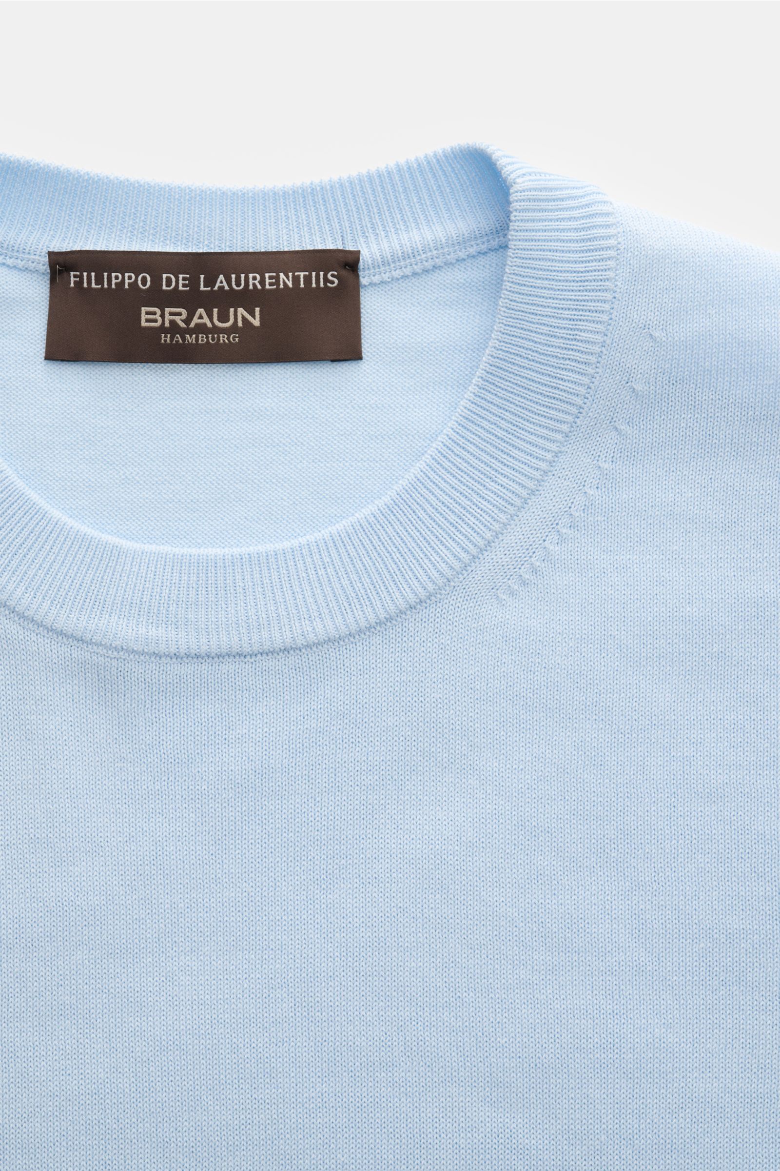 Close-up front view of the light blue Filippo de Laurentiis Feinstrick-Kurzarmpullover hellblau showing fine knit cotton fabric and round neckline. Sommerliche Knitwear: Mit diesem kurzärmeligen Feinstrickpullover aus reiner Baumwolle präsentiert FILIPPO 