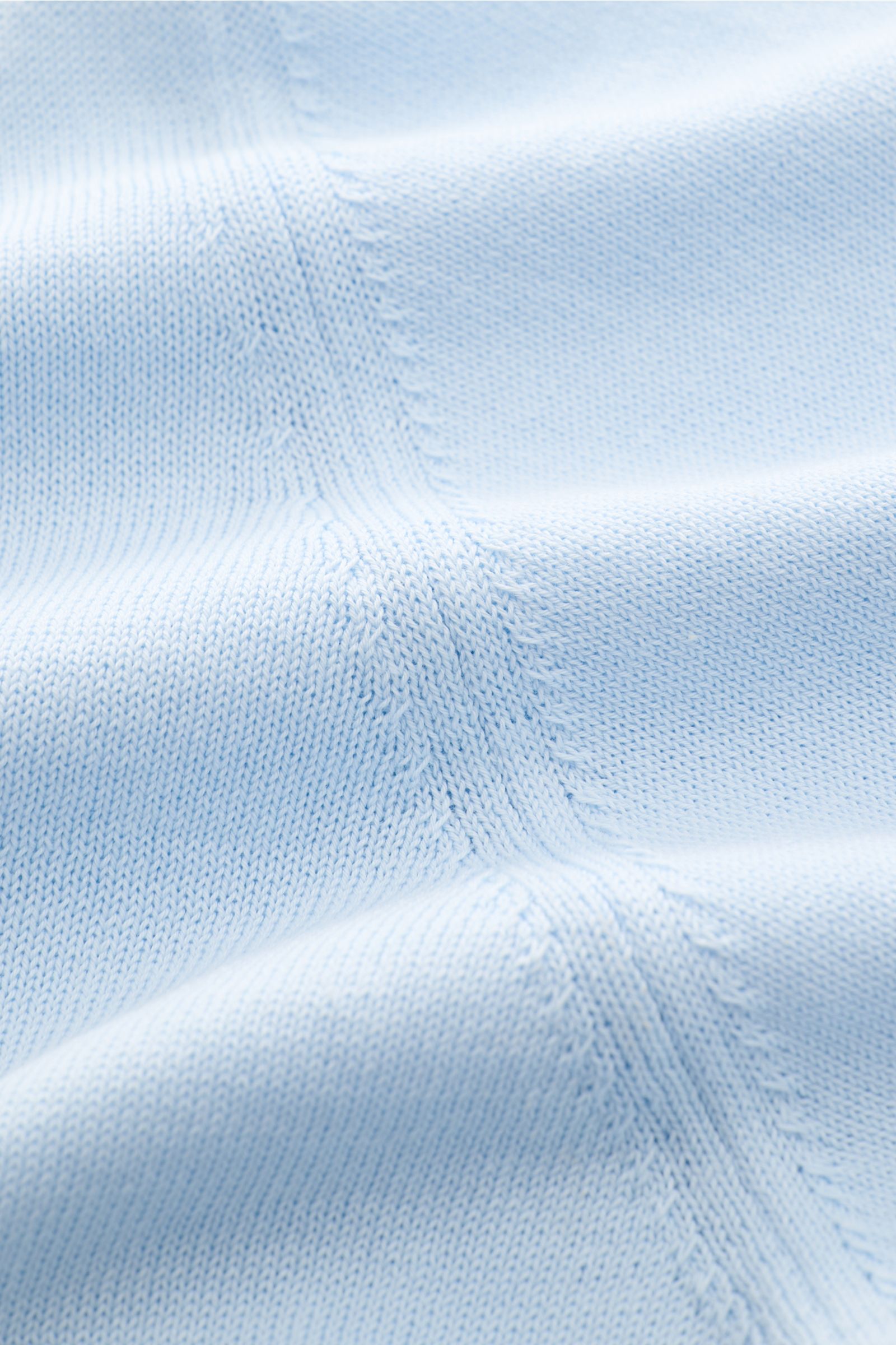 Close-up front view of light blue Filippo de Laurentiis Feinstrick-Kurzarmpullover hellblau showing fine cotton knit texture and stitching details.

Sommerliche Knitwear: Mit diesem kurzärmeligen Feinstrickpullover aus reiner Baumwolle präsentiert FILI