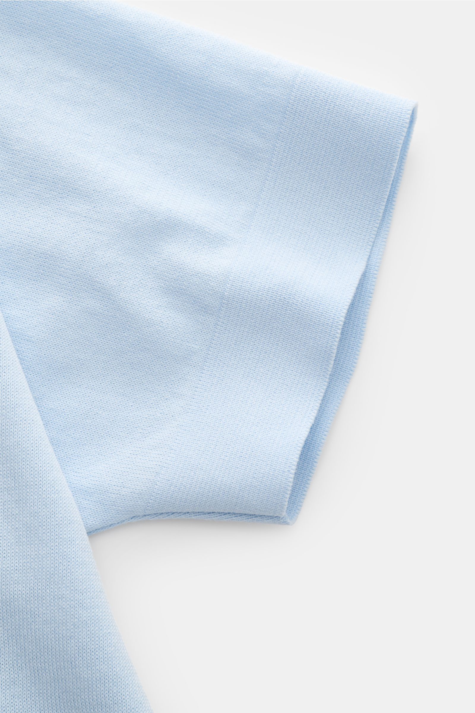 Close-up side view of the sleeve of the Filippo de Laurentiis Feinstrick-Kurzarmpullover hellblau, a summer fine-knit short-sleeve sweater in pure cotton with a soft touch, fine knit texture, slim fit, round neckline, comfortable cuffs, and side hem slits