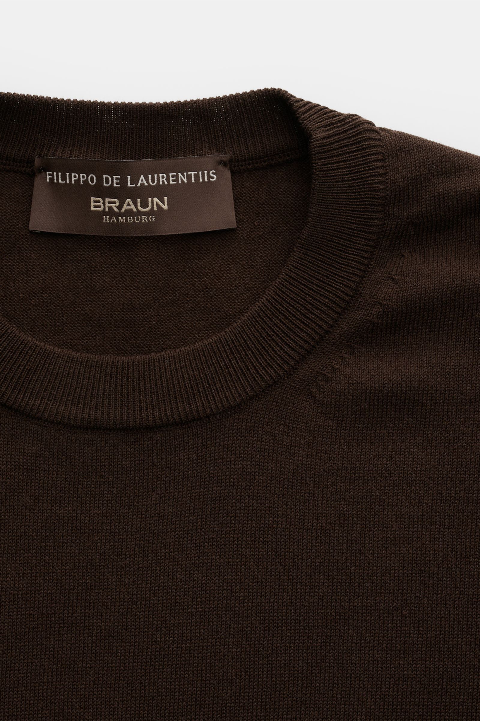 Close-up front view of Filippo de Laurentiis Feinstrick-Kurzarmpullover dunkelbraun, a lightweight short-sleeve knit in pure cotton with a soft feel, fine knit pattern, slim fit, round neckline, comfortable cuffs, and side hem slits. Sommerliche Knitwear: