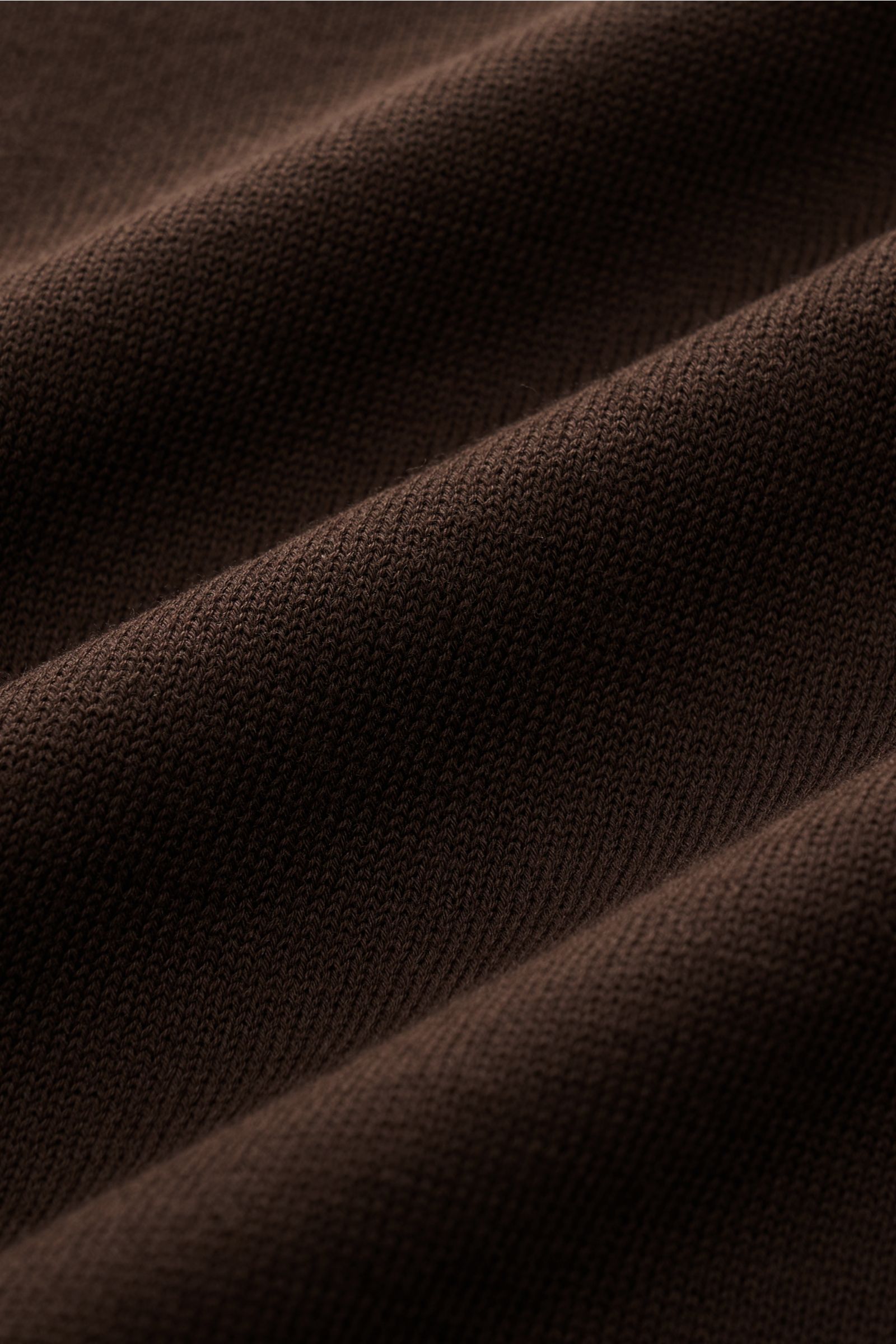 Close-up view of the dark brown fabric texture of the Filippo de Laurentiis Feinstrick-Kurzarmpullover dunkelbraun, showcasing its fine cotton knit and soft touch. Sommerliche Knitwear: Mit diesem kurzärmeligen Feinstrickpullover aus reiner Baumwolle präs