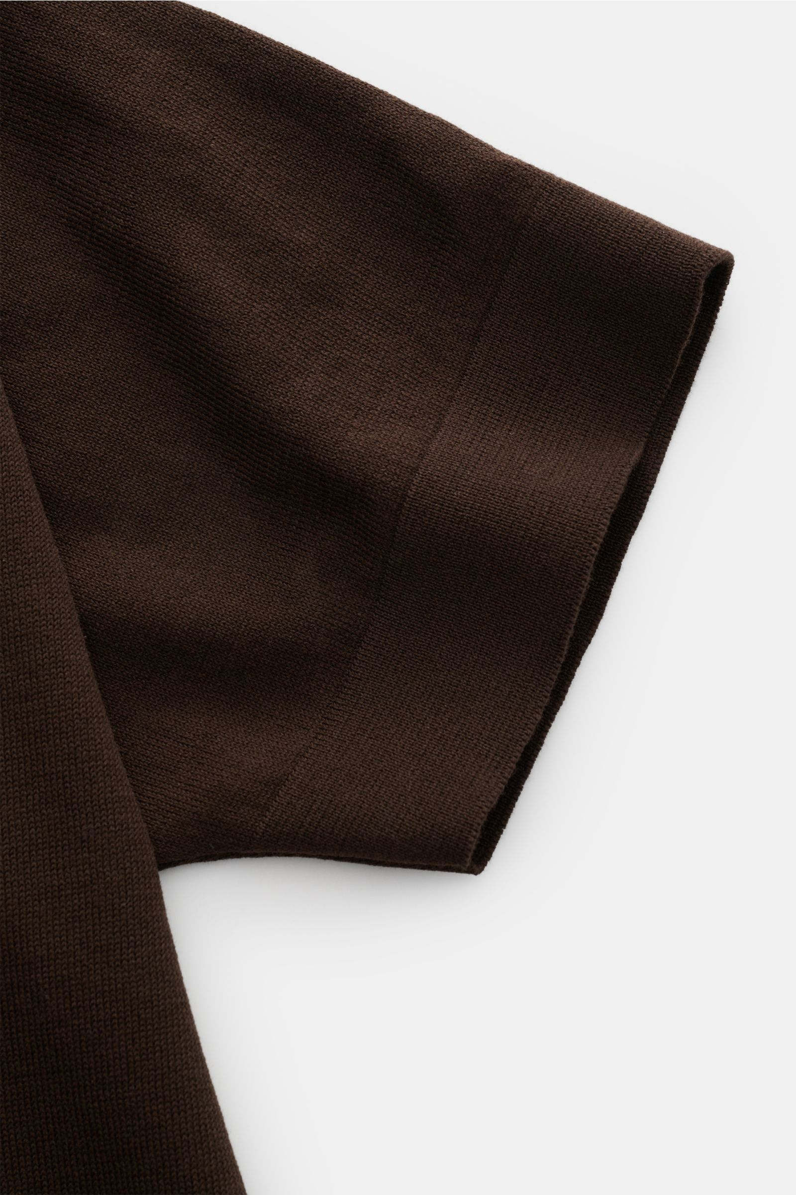 Close-up, top-side view of the sleeve of the Filippo de Laurentiis Feinstrick-Kurzarmpullover dunkelbraun, a slim fit, short-sleeve fine knit pullover made of pure cotton with a soft touch, very fine knit texture, round neckline, comfortable cuffs, and si