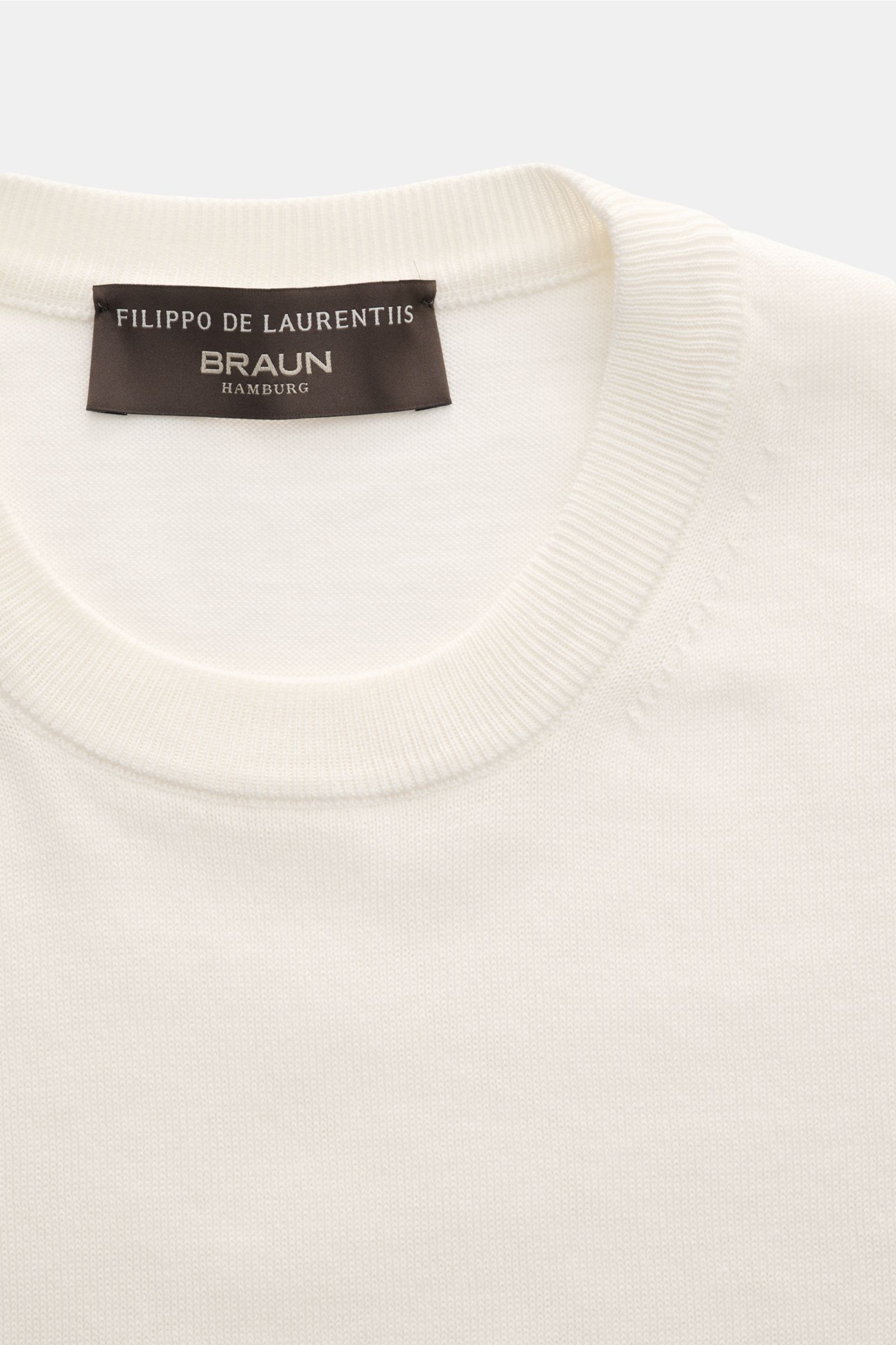 Close-up front view of Filippo de Laurentiis Feinstrick-Kurzarmpullover creme, a slim fit, short-sleeve fine knit cotton pullover with round neckline.

Description: Sommerliche Knitwear: Mit diesem kurzärmeligen Feinstrickpullover aus reiner Baumwolle 
