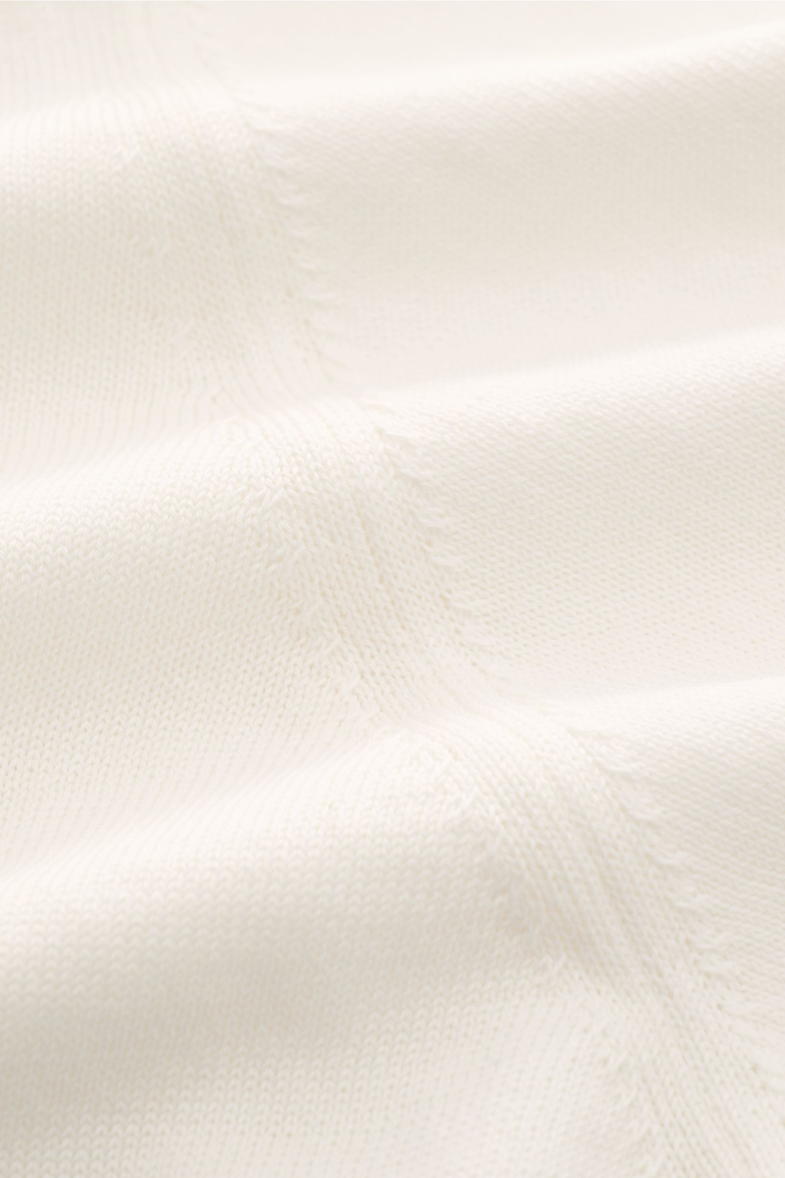 Close-up front view of Filippo de Laurentiis Feinstrick-Kurzarmpullover creme showing fine cotton knit texture and soft fabric.

Sommerliche Knitwear: Mit diesem kurzärmeligen Feinstrickpullover aus reiner Baumwolle präsentiert FILIPPO DE LAURENTIIS ei