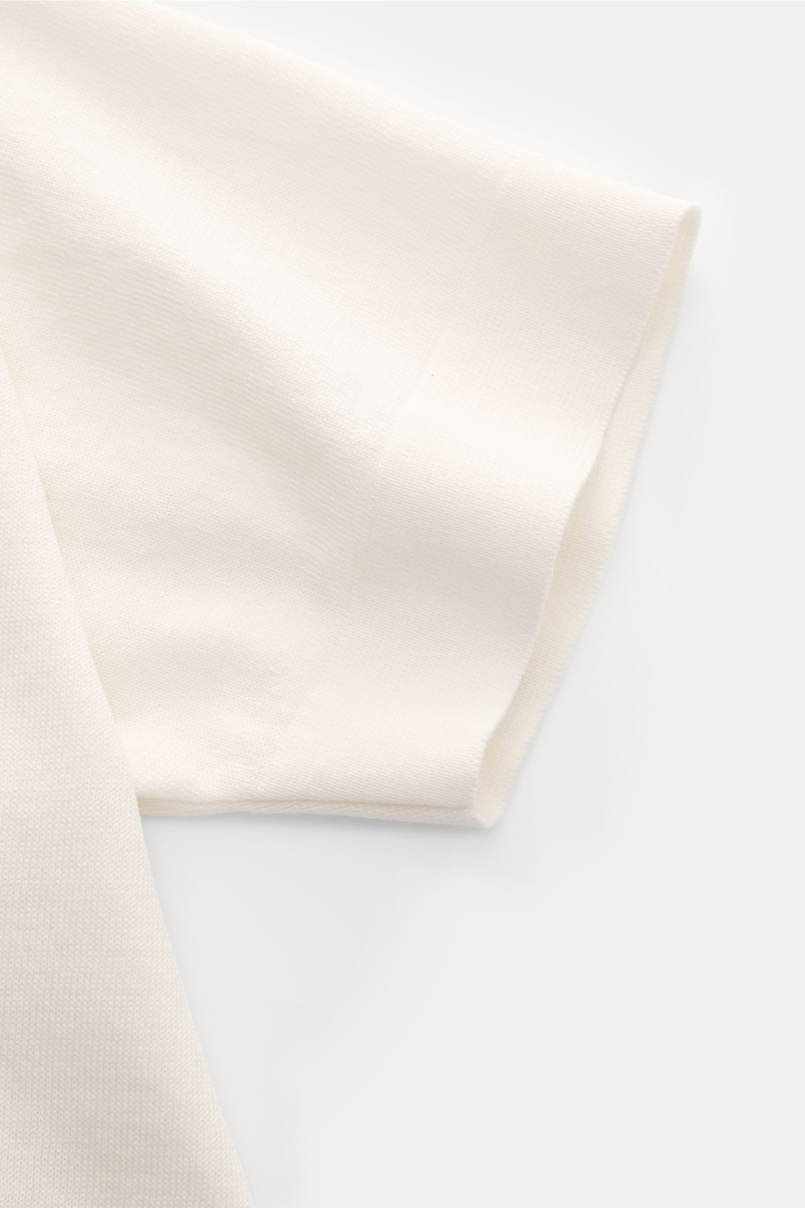 Close-up side view of Filippo de Laurentiis Feinstrick-Kurzarmpullover creme, a slim fit, short-sleeve fine knit pullover in pure cotton with soft touch, round neckline, comfortable cuffs, and side slits. Sommerliche Knitwear: Mit diesem kurzärmeligen Fei