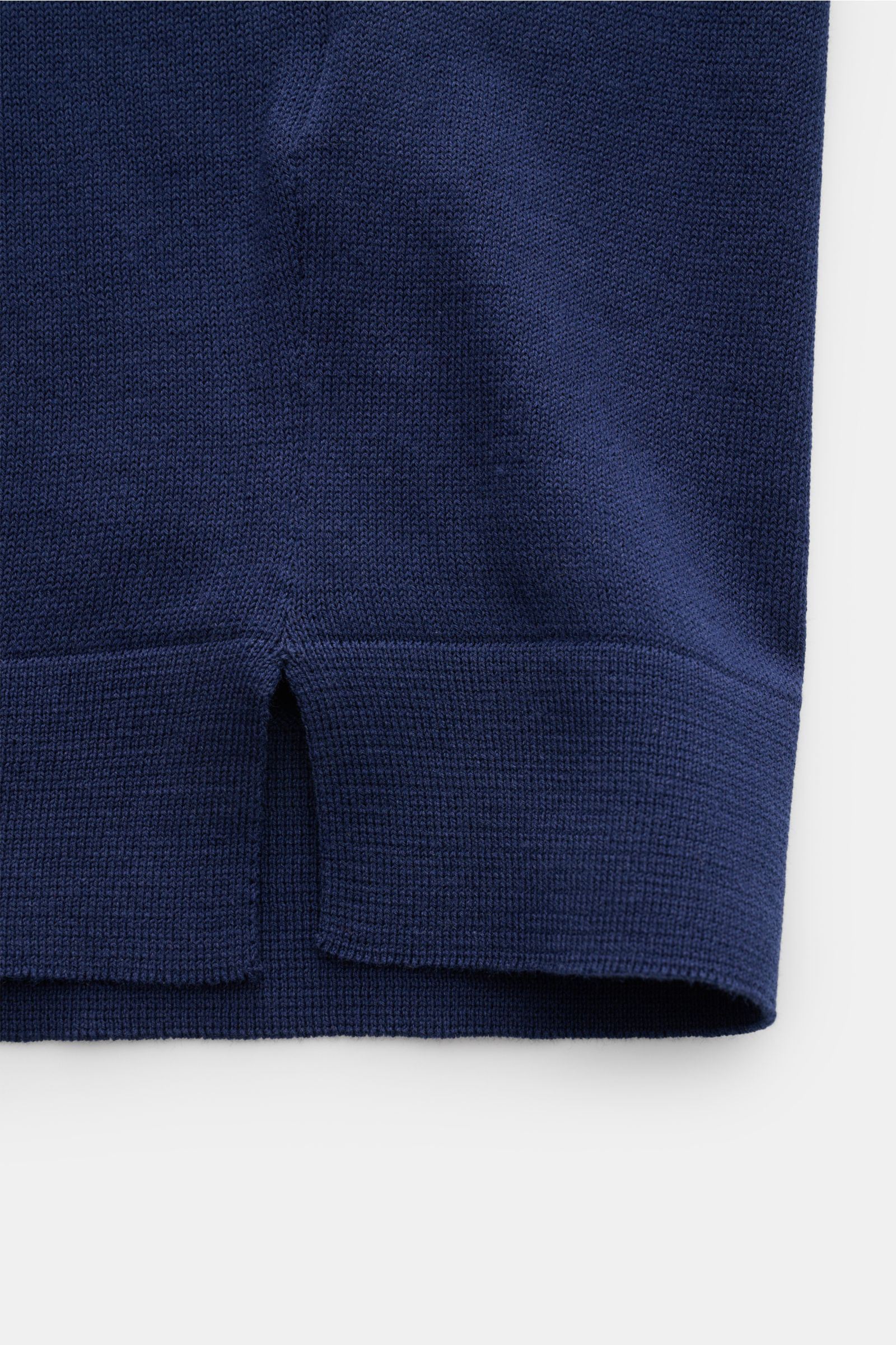 Close-up bottom hem view of Filippo de Laurentiis Feinstrick-Kurzarmpullover dunkelblau showing side slit and fine knit texture.

Sommerliche Knitwear: Mit diesem kurzärmeligen Feinstrickpullover aus reiner Baumwolle präsentiert FILIPPO DE LAURENTIIS e
